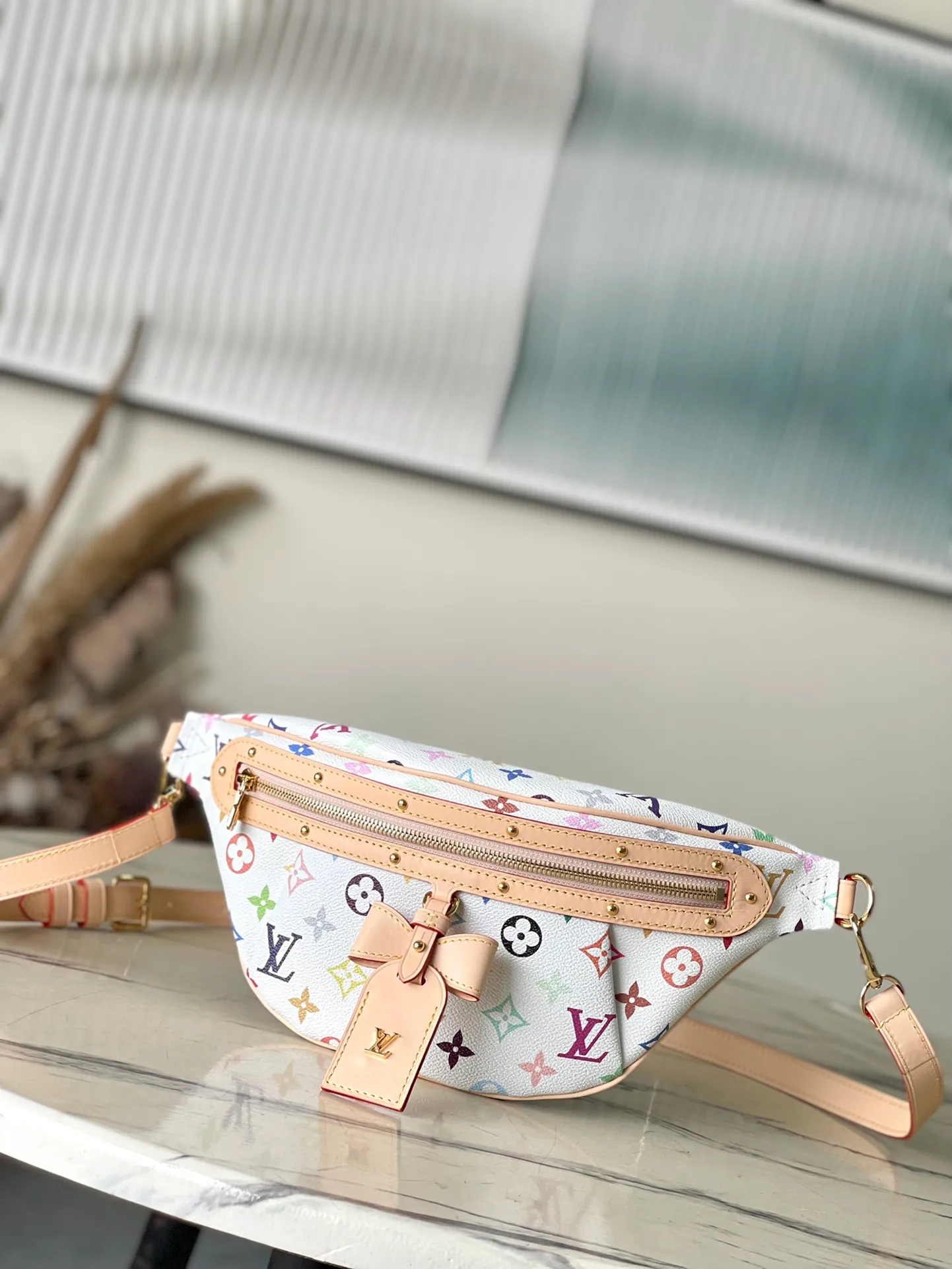 💰900 Top Original M13660 The High Rise bumbag is an iconic piece in the vibrant prints of the reissued Louis Vuitton x Murakami collection: crafted in coated canvas, the signature Monogram pattern is rendered in a rainbow of colors, referencing the Japanese artist’s signature palette of pop colors. The brand's signature natural cowhide leather highlights the front zipper and arched LV x TM name tag. Dimensions: 34.5×16×7,5cm (length x height x width)