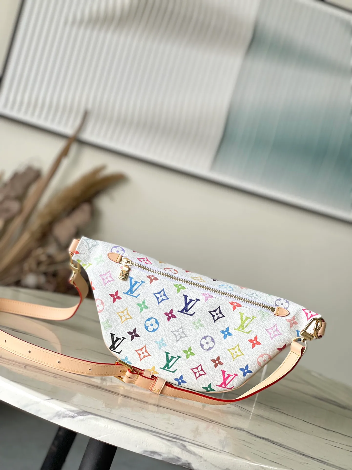 💰900 Top Original M13660 The High Rise bumbag is an iconic piece in the vibrant prints of the reissued Louis Vuitton x Murakami collection: crafted in coated canvas, the signature Monogram pattern is rendered in a rainbow of colors, referencing the Japanese artist’s signature palette of pop colors. The brand's signature natural cowhide leather highlights the front zipper and arched LV x TM name tag. Dimensions: 34.5×16×7,5cm (length x height x width)