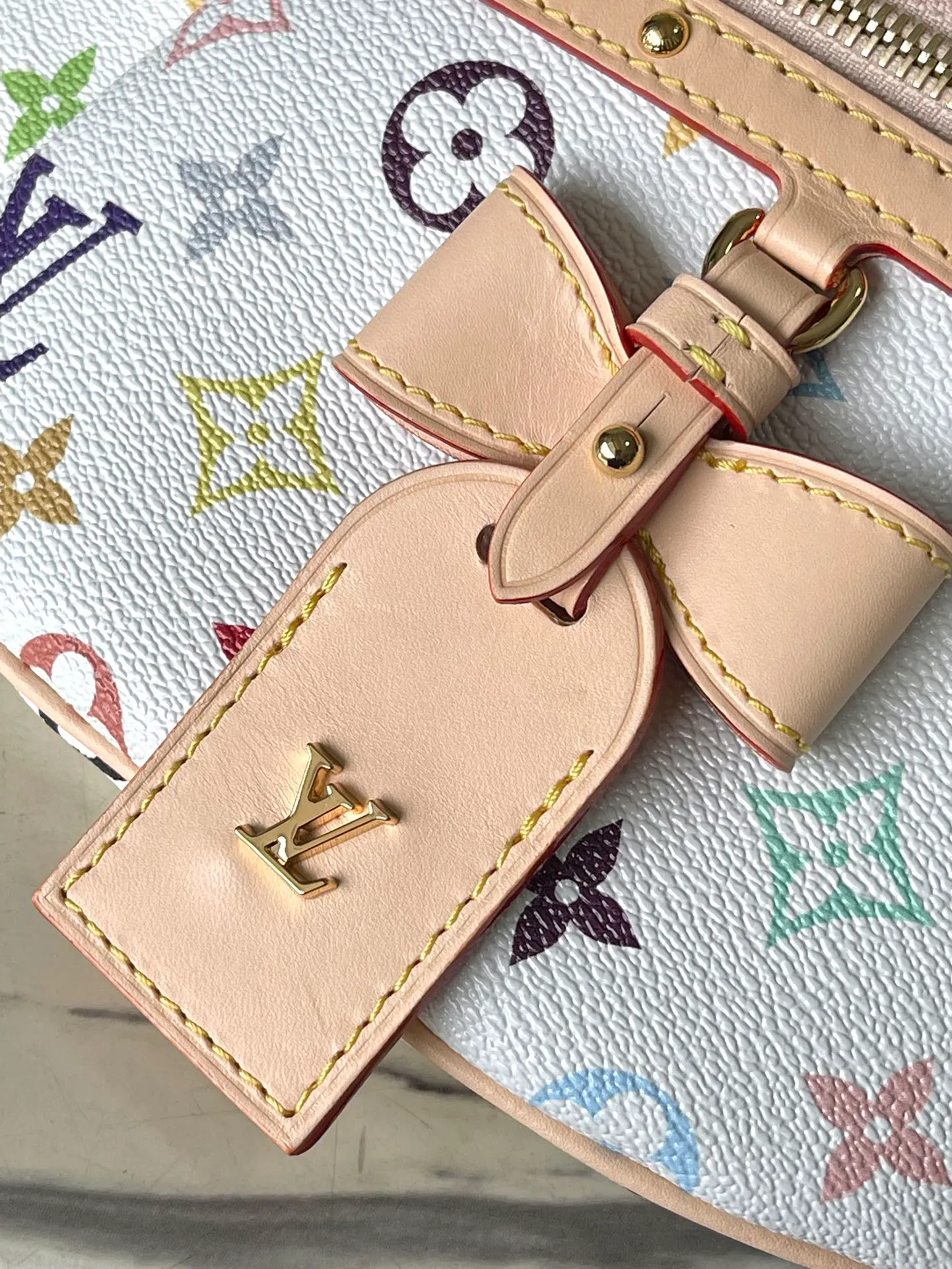 💰900 Top Original M13660 The High Rise bumbag is an iconic piece in the vibrant prints of the reissued Louis Vuitton x Murakami collection: crafted in coated canvas, the signature Monogram pattern is rendered in a rainbow of colors, referencing the Japanese artist’s signature palette of pop colors. The brand's signature natural cowhide leather highlights the front zipper and arched LV x TM name tag. Dimensions: 34.5×16×7,5cm (length x height x width)