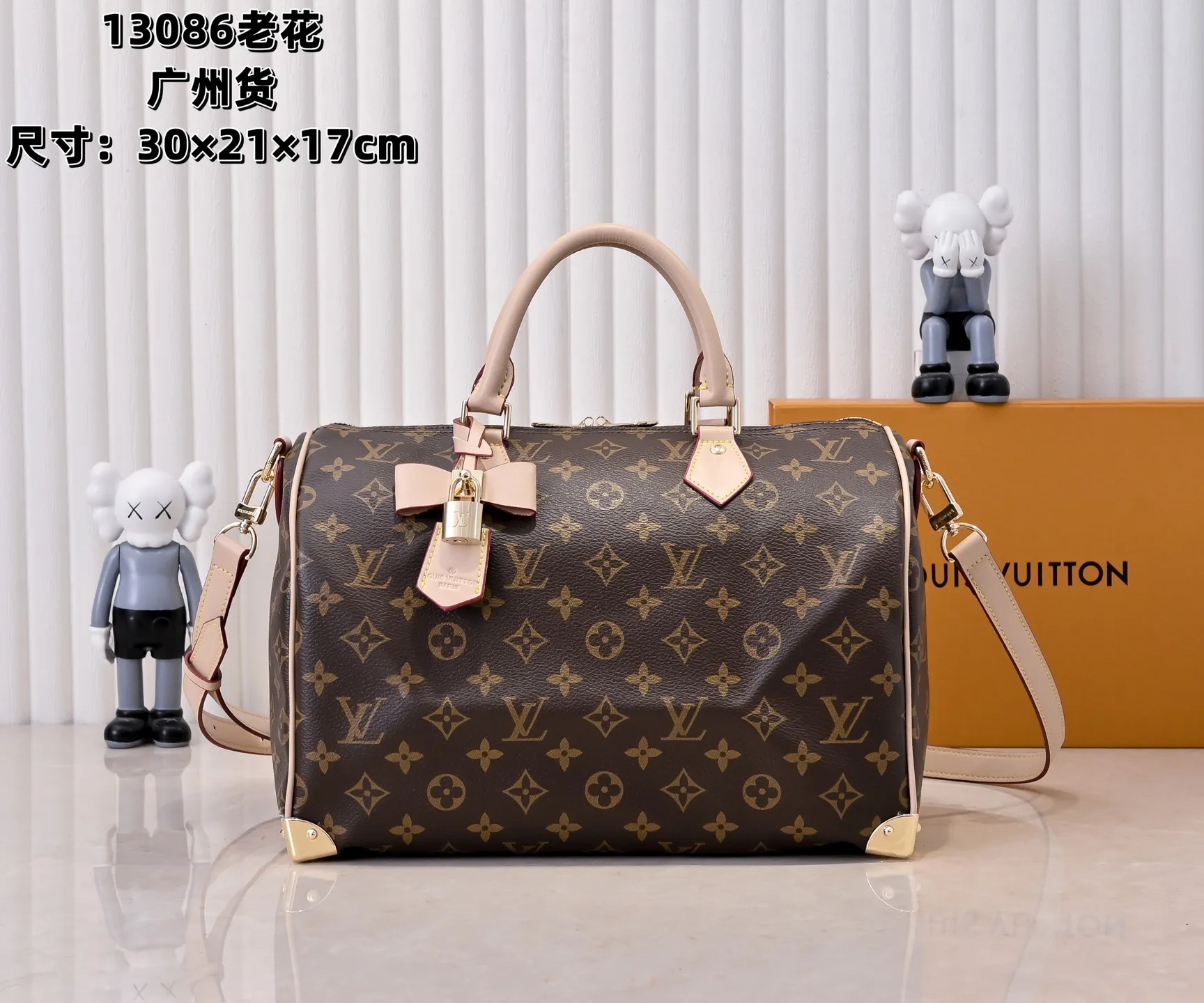 Batch 💰340 Guangzhou goods Model number: M13086 40390 White tricolor Black tricolor Presbyopia This Speedy Bandoulière 30 handbag uses the classic Monogram pattern to render the bright colors of Japanese artist Takashi Murakami. Together with the bow-shaped key bag, it highlights the smart style of the Louis Vuitton x Murakami collaboration series. The Toron handle and detachable and adjustable shoulder strap are fashioned from cow leather, and the dazzling padlock and corners reference the brand's luggage elements. 30 cm