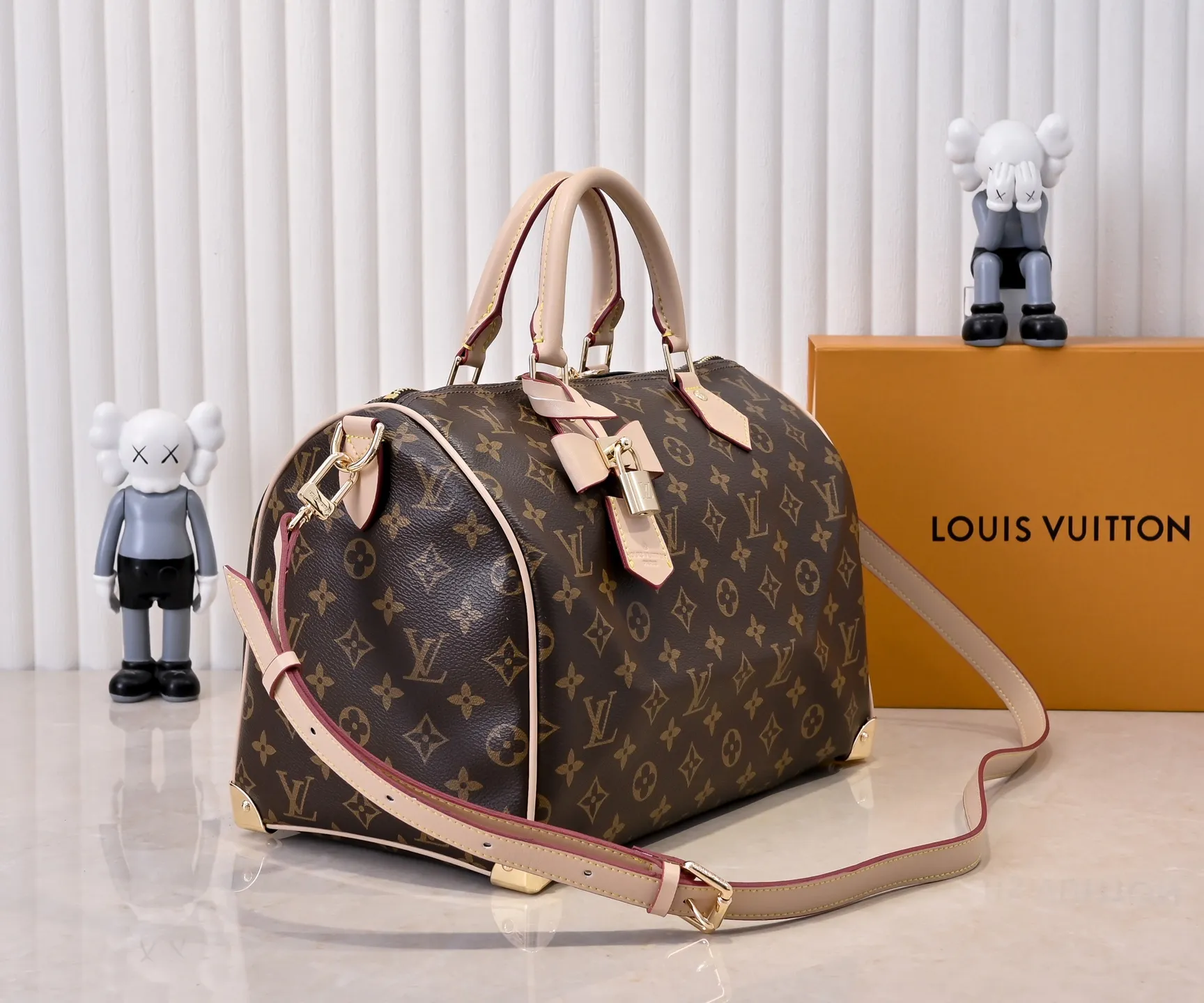 Batch 💰340 Guangzhou goods Model number: M13086 40390 White tricolor Black tricolor Presbyopia This Speedy Bandoulière 30 handbag uses the classic Monogram pattern to render the bright colors of Japanese artist Takashi Murakami. Together with the bow-shaped key bag, it highlights the smart style of the Louis Vuitton x Murakami collaboration series. The Toron handle and detachable and adjustable shoulder strap are fashioned from cow leather, and the dazzling padlock and corners reference the brand's luggage elements. 30 cm