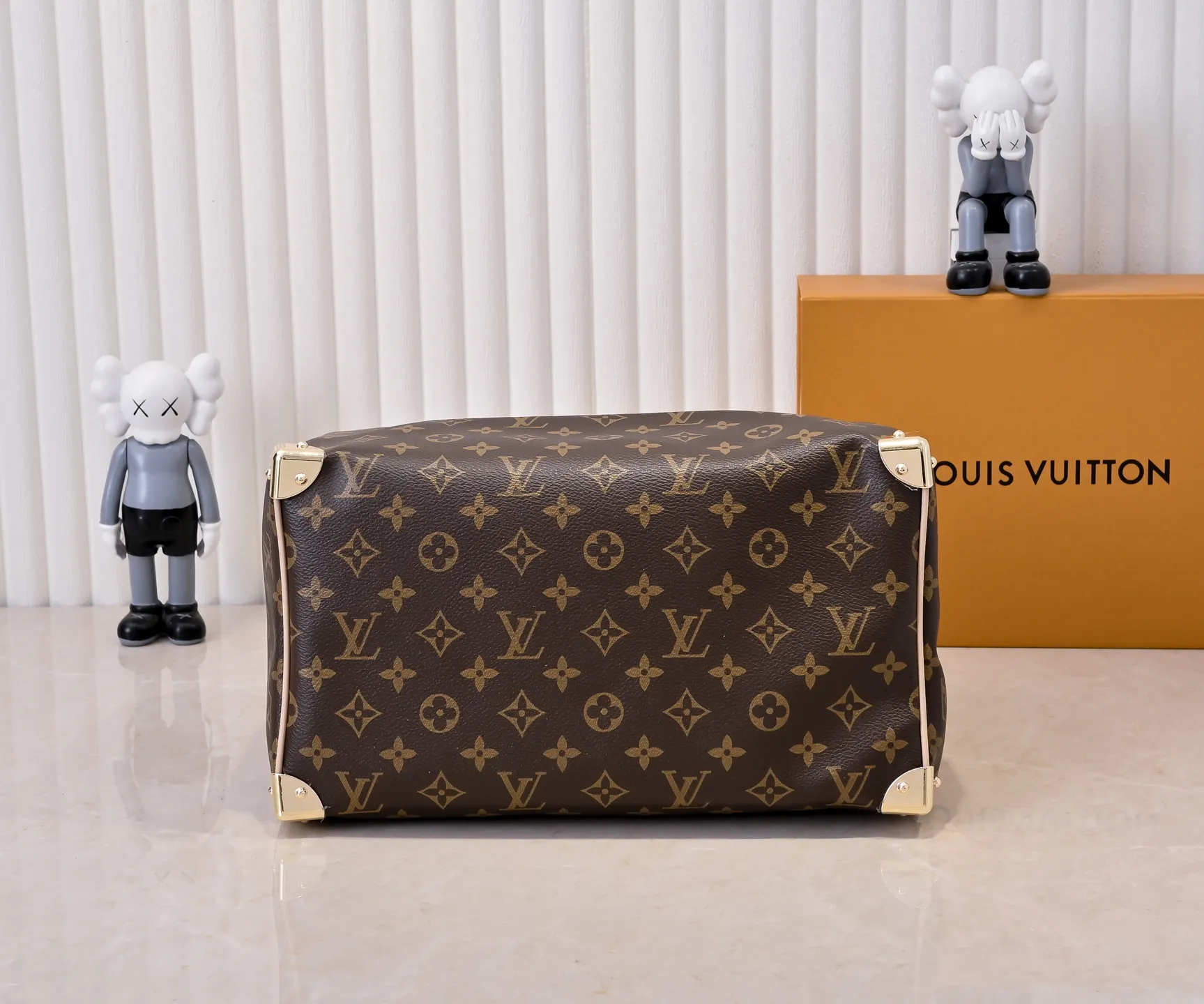 Batch 💰340 Guangzhou goods Model number: M13086 40390 White tricolor Black tricolor Presbyopia This Speedy Bandoulière 30 handbag uses the classic Monogram pattern to render the bright colors of Japanese artist Takashi Murakami. Together with the bow-shaped key bag, it highlights the smart style of the Louis Vuitton x Murakami collaboration series. The Toron handle and detachable and adjustable shoulder strap are fashioned from cow leather, and the dazzling padlock and corners reference the brand's luggage elements. 30 cm