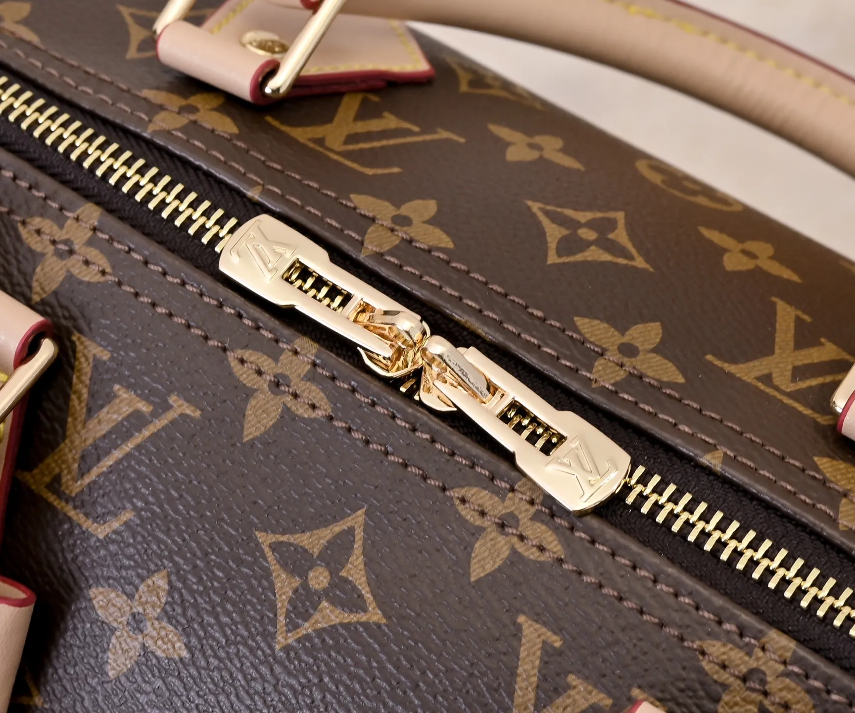 Batch 💰340 Guangzhou goods Model number: M13086 40390 White tricolor Black tricolor Presbyopia This Speedy Bandoulière 30 handbag uses the classic Monogram pattern to render the bright colors of Japanese artist Takashi Murakami. Together with the bow-shaped key bag, it highlights the smart style of the Louis Vuitton x Murakami collaboration series. The Toron handle and detachable and adjustable shoulder strap are fashioned from cow leather, and the dazzling padlock and corners reference the brand's luggage elements. 30 cm