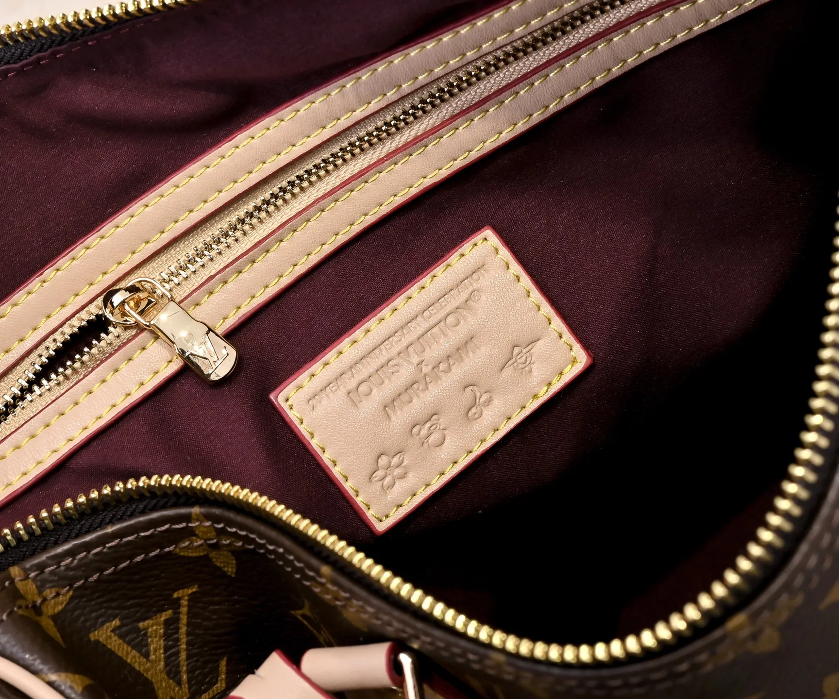 Batch 💰340 Guangzhou goods Model number: M13086 40390 White tricolor Black tricolor Presbyopia This Speedy Bandoulière 30 handbag uses the classic Monogram pattern to render the bright colors of Japanese artist Takashi Murakami. Together with the bow-shaped key bag, it highlights the smart style of the Louis Vuitton x Murakami collaboration series. The Toron handle and detachable and adjustable shoulder strap are fashioned from cow leather, and the dazzling padlock and corners reference the brand's luggage elements. 30 cm