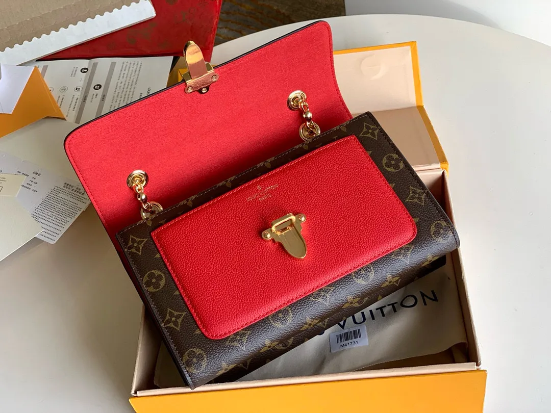 💰1040 (steel chain) top original item [Exclusive real shot M41731] VICTOIRE is made of Monogram canvas with colored calfskin. This brand new Victoire bag has a shiny metal buckle and sliding chain style. Size: 26*17*9cm Y2020