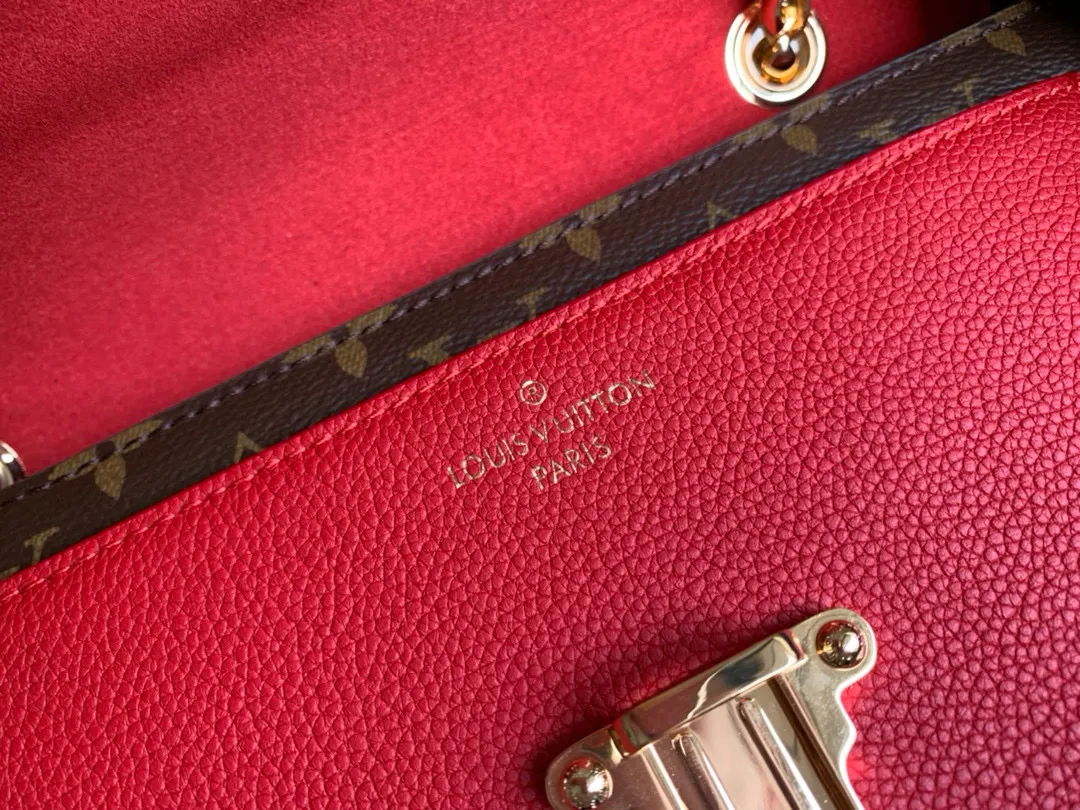💰1040 (steel chain) top original item [Exclusive real shot M41731] VICTOIRE is made of Monogram canvas with colored calfskin. This brand new Victoire bag has a shiny metal buckle and sliding chain style. Size: 26*17*9cm Y2020