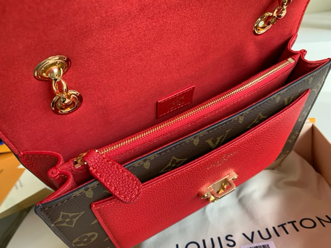 💰1040 (steel chain) top original item [Exclusive real shot M41731] VICTOIRE is made of Monogram canvas with colored calfskin. This brand new Victoire bag has a shiny metal buckle and sliding chain style. Size: 26*17*9cm Y2020