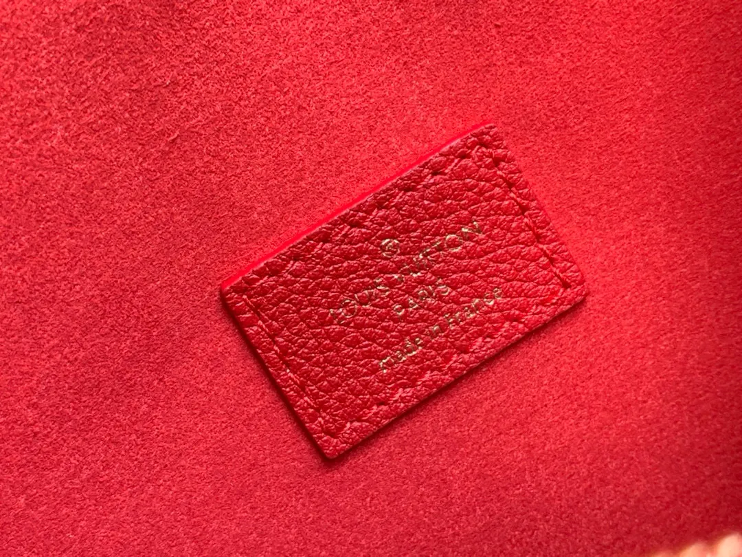 💰1040 (steel chain) top original item [Exclusive real shot M41731] VICTOIRE is made of Monogram canvas with colored calfskin. This brand new Victoire bag has a shiny metal buckle and sliding chain style. Size: 26*17*9cm Y2020