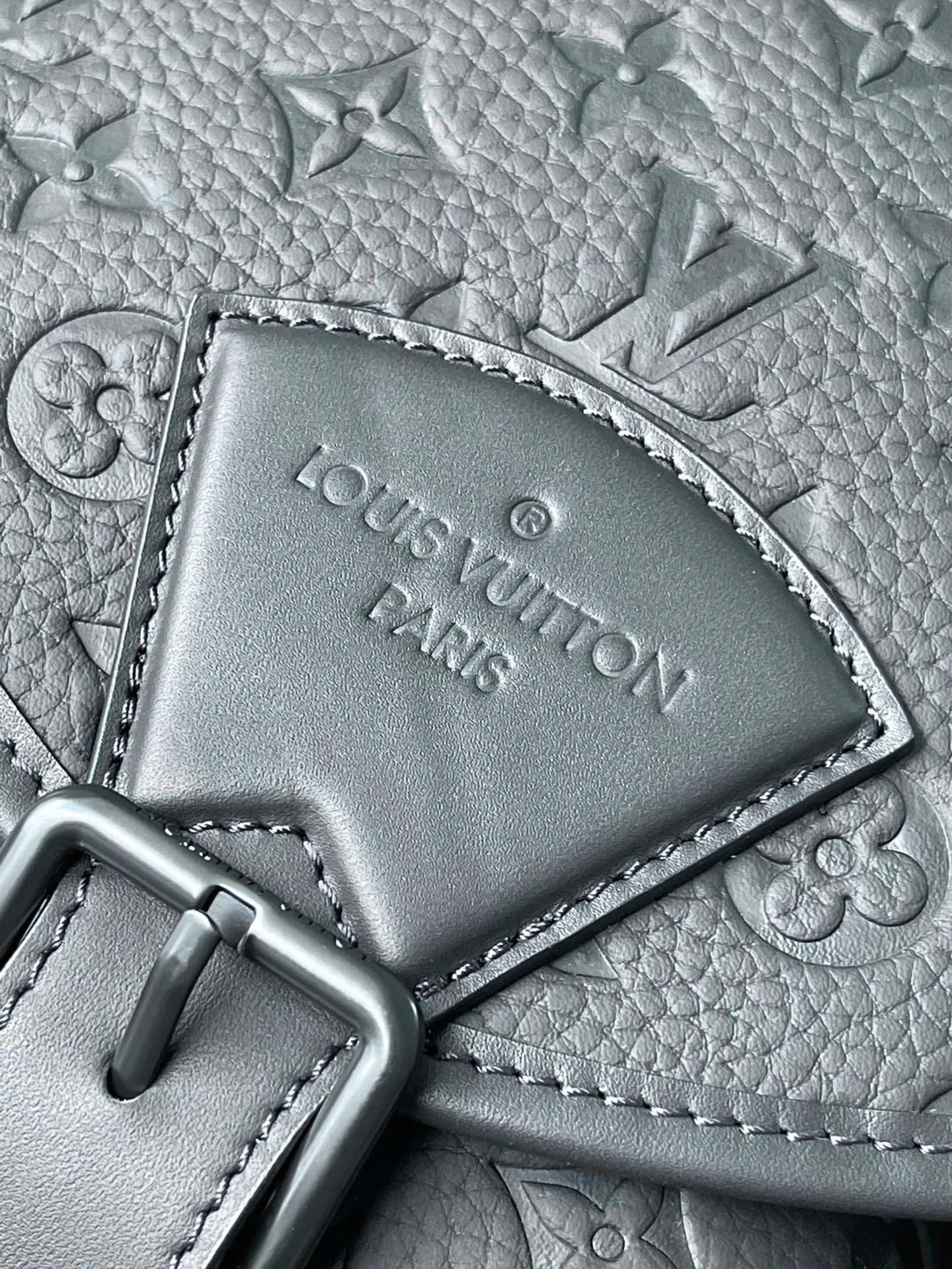 💰1240 (top-grain leather) top-quality original M23127 full leather. This Montsouris backpack is made of Monogram Eclipse canvas with cow leather trim. It uses a drawstring and magnetic buckle to ensure secure storage. The large zippered front pocket makes it easy to take everything you need on the go, and the adjustable shoulder strap provides a comfortable carrying experience. Dimensions: 32 × 40 × 19 cm