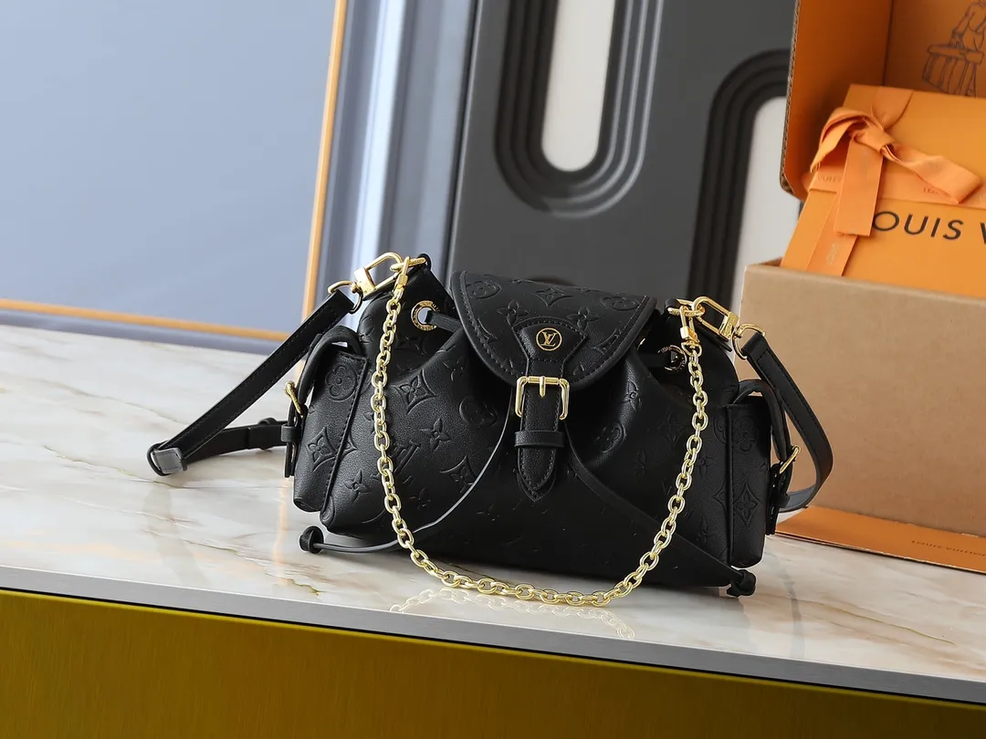 💰280💰Upgraded from the original M25554 MM25085 Odyssée handbag from the 2025 Early Fall series, it cleverly recalls the Excursion backpack design of the 2024 Cruise Early Spring series, paying tribute to Louis Vuitton's travel heritage with a classic touch. The cowhide leather body is decorated with the Monogram Bold pattern, and the decorative buckle and detachable chain are the finishing touches. The side pockets allow you to easily carry your keys or lipstick. Dimensions: 27.0 x 17.0 x 12.0 cm (length x height x width)