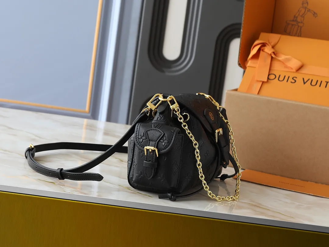 💰280💰Upgraded from the original M25554 MM25085 Odyssée handbag from the 2025 Early Fall series, it cleverly recalls the Excursion backpack design of the 2024 Cruise Early Spring series, paying tribute to Louis Vuitton's travel heritage with a classic touch. The cowhide leather body is decorated with the Monogram Bold pattern, and the decorative buckle and detachable chain are the finishing touches. The side pockets allow you to easily carry your keys or lipstick. Dimensions: 27.0 x 17.0 x 12.0 cm (length x height x width)
