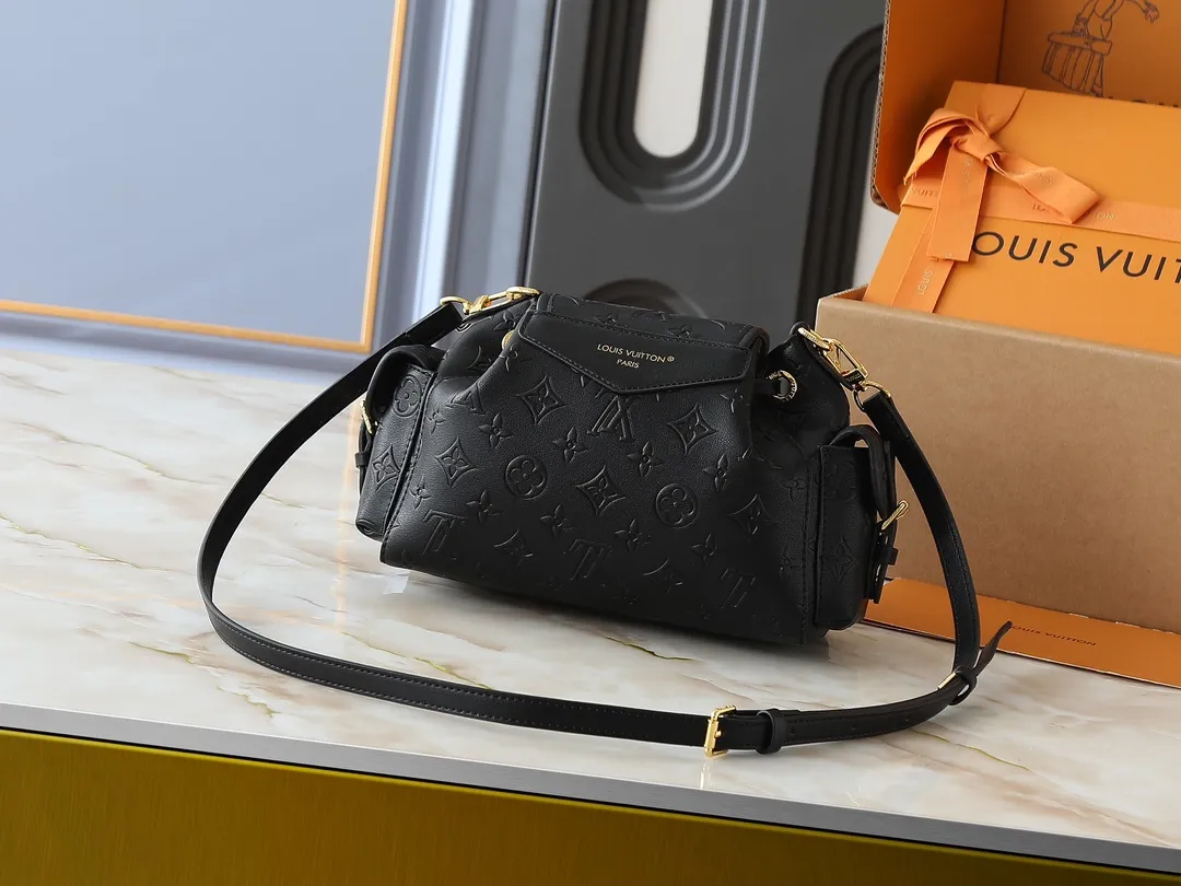 💰280💰Upgraded from the original M25554 MM25085 Odyssée handbag from the 2025 Early Fall series, it cleverly recalls the Excursion backpack design of the 2024 Cruise Early Spring series, paying tribute to Louis Vuitton's travel heritage with a classic touch. The cowhide leather body is decorated with the Monogram Bold pattern, and the decorative buckle and detachable chain are the finishing touches. The side pockets allow you to easily carry your keys or lipstick. Dimensions: 27.0 x 17.0 x 12.0 cm (length x height x width)