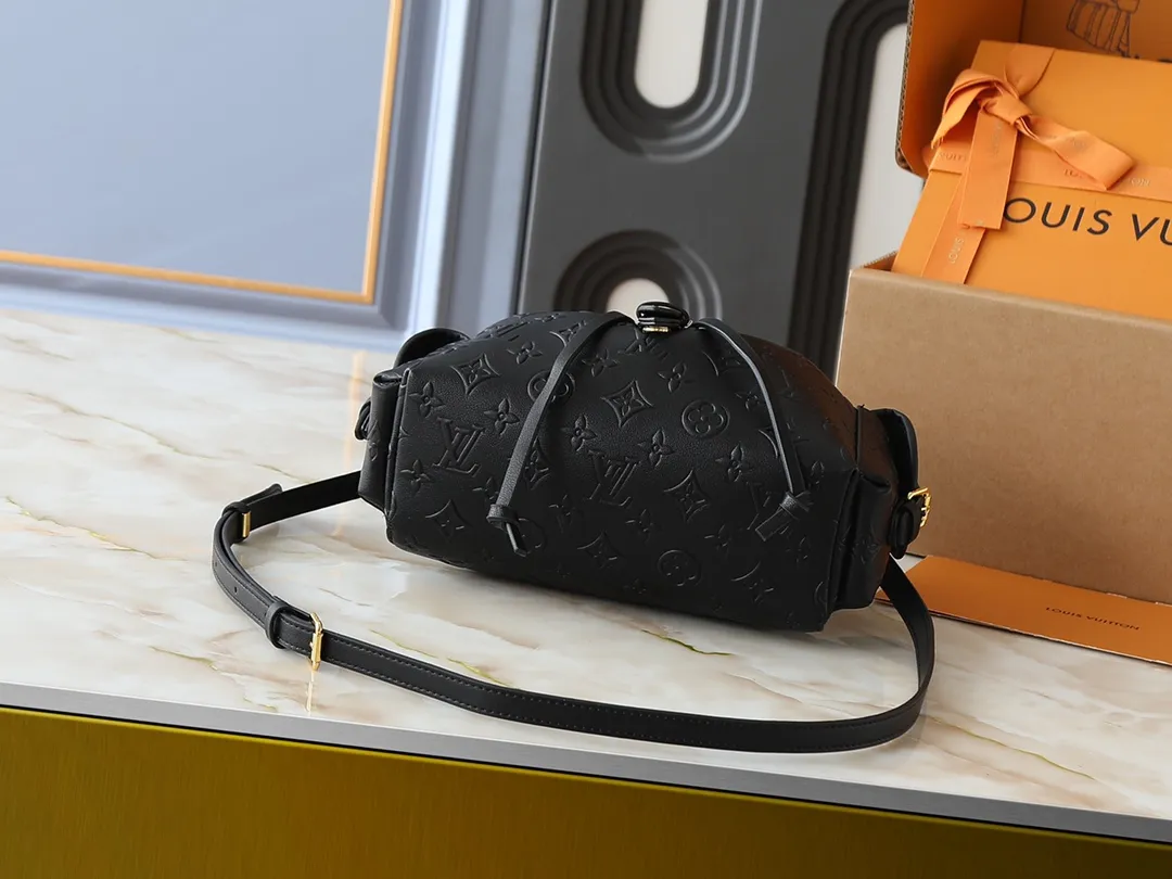 💰280💰Upgraded from the original M25554 MM25085 Odyssée handbag from the 2025 Early Fall series, it cleverly recalls the Excursion backpack design of the 2024 Cruise Early Spring series, paying tribute to Louis Vuitton's travel heritage with a classic touch. The cowhide leather body is decorated with the Monogram Bold pattern, and the decorative buckle and detachable chain are the finishing touches. The side pockets allow you to easily carry your keys or lipstick. Dimensions: 27.0 x 17.0 x 12.0 cm (length x height x width)