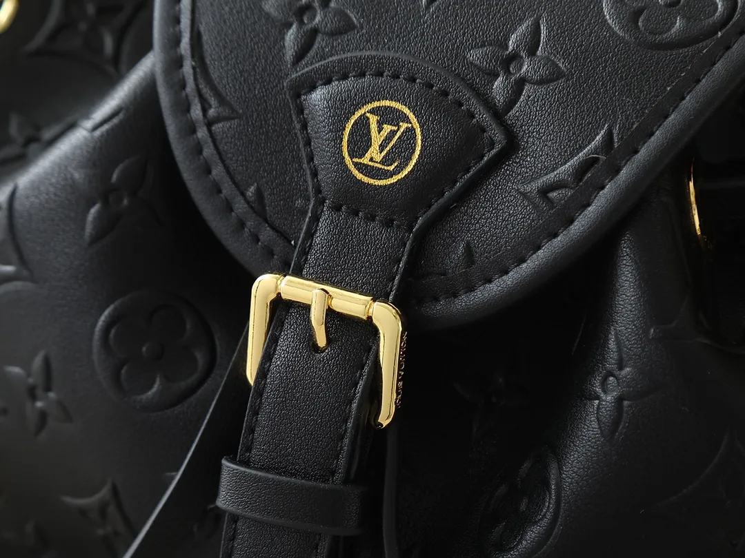 💰280💰Upgraded from the original M25554 MM25085 Odyssée handbag from the 2025 Early Fall series, it cleverly recalls the Excursion backpack design of the 2024 Cruise Early Spring series, paying tribute to Louis Vuitton's travel heritage with a classic touch. The cowhide leather body is decorated with the Monogram Bold pattern, and the decorative buckle and detachable chain are the finishing touches. The side pockets allow you to easily carry your keys or lipstick. Dimensions: 27.0 x 17.0 x 12.0 cm (length x height x width)