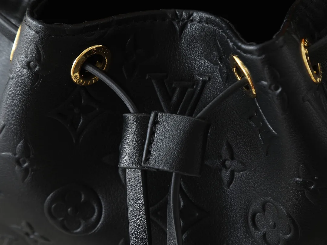 💰280💰Upgraded from the original M25554 MM25085 Odyssée handbag from the 2025 Early Fall series, it cleverly recalls the Excursion backpack design of the 2024 Cruise Early Spring series, paying tribute to Louis Vuitton's travel heritage with a classic touch. The cowhide leather body is decorated with the Monogram Bold pattern, and the decorative buckle and detachable chain are the finishing touches. The side pockets allow you to easily carry your keys or lipstick. Dimensions: 27.0 x 17.0 x 12.0 cm (length x height x width)