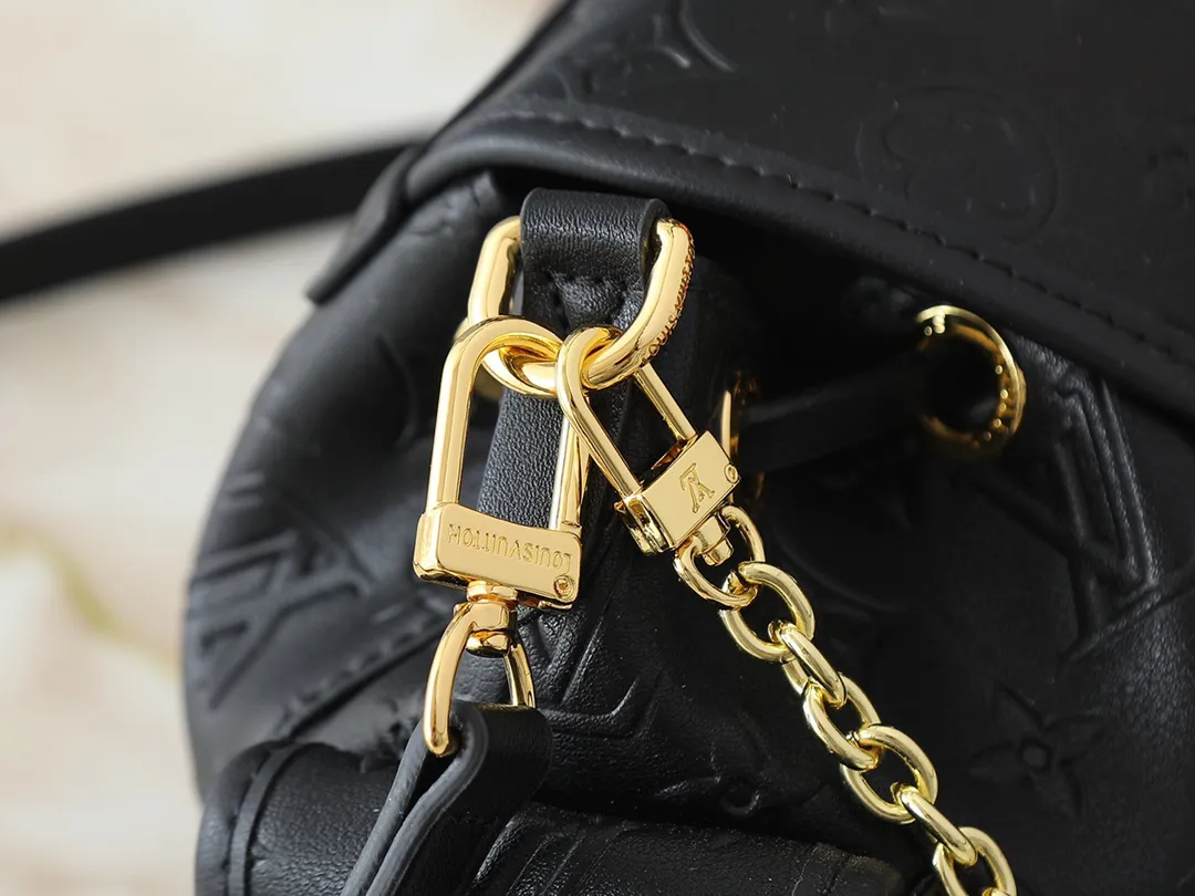💰280💰Upgraded from the original M25554 MM25085 Odyssée handbag from the 2025 Early Fall series, it cleverly recalls the Excursion backpack design of the 2024 Cruise Early Spring series, paying tribute to Louis Vuitton's travel heritage with a classic touch. The cowhide leather body is decorated with the Monogram Bold pattern, and the decorative buckle and detachable chain are the finishing touches. The side pockets allow you to easily carry your keys or lipstick. Dimensions: 27.0 x 17.0 x 12.0 cm (length x height x width)