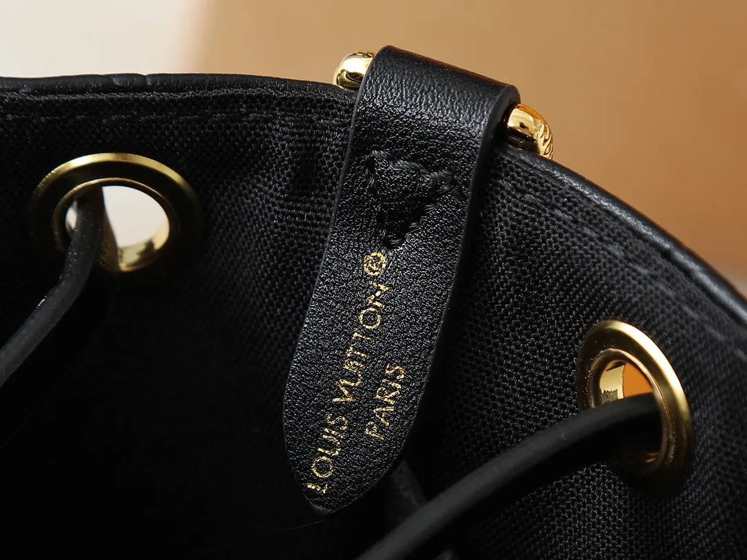 💰280💰Upgraded from the original M25554 MM25085 Odyssée handbag from the 2025 Early Fall series, it cleverly recalls the Excursion backpack design of the 2024 Cruise Early Spring series, paying tribute to Louis Vuitton's travel heritage with a classic touch. The cowhide leather body is decorated with the Monogram Bold pattern, and the decorative buckle and detachable chain are the finishing touches. The side pockets allow you to easily carry your keys or lipstick. Dimensions: 27.0 x 17.0 x 12.0 cm (length x height x width)