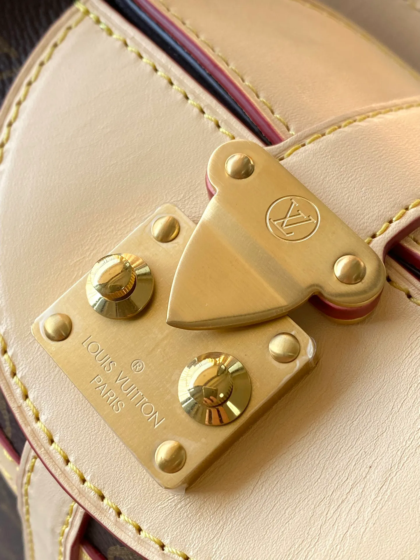 💰900 (steel hardware) top original order M43587 The much-loved Duffle handbag in the 2018 spring and summer series is an improved design by Nicolas Ghesquière, the artistic director of women's wear. Crafted from soft Monogram canvas and finished with the finely crafted signature S-shaped clasp, this hand-carryable or shoulder-shoulder bag is a stylish accessory for day or evening wear. Dimensions: 22 x 23 x 14 cm