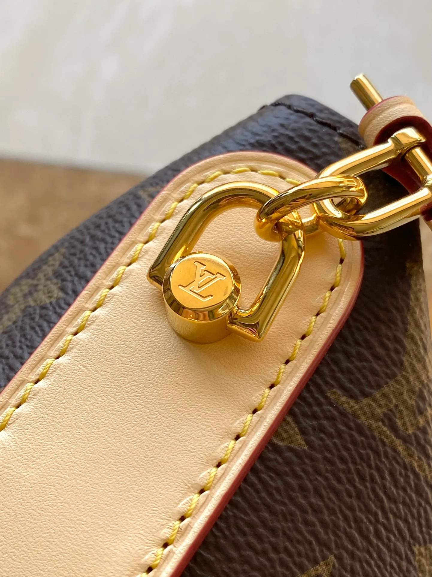 💰900 (steel hardware) top original order M43587 The much-loved Duffle handbag in the 2018 spring and summer series is an improved design by Nicolas Ghesquière, the artistic director of women's wear. Crafted from soft Monogram canvas and finished with the finely crafted signature S-shaped clasp, this hand-carryable or shoulder-shoulder bag is a stylish accessory for day or evening wear. Dimensions: 22 x 23 x 14 cm