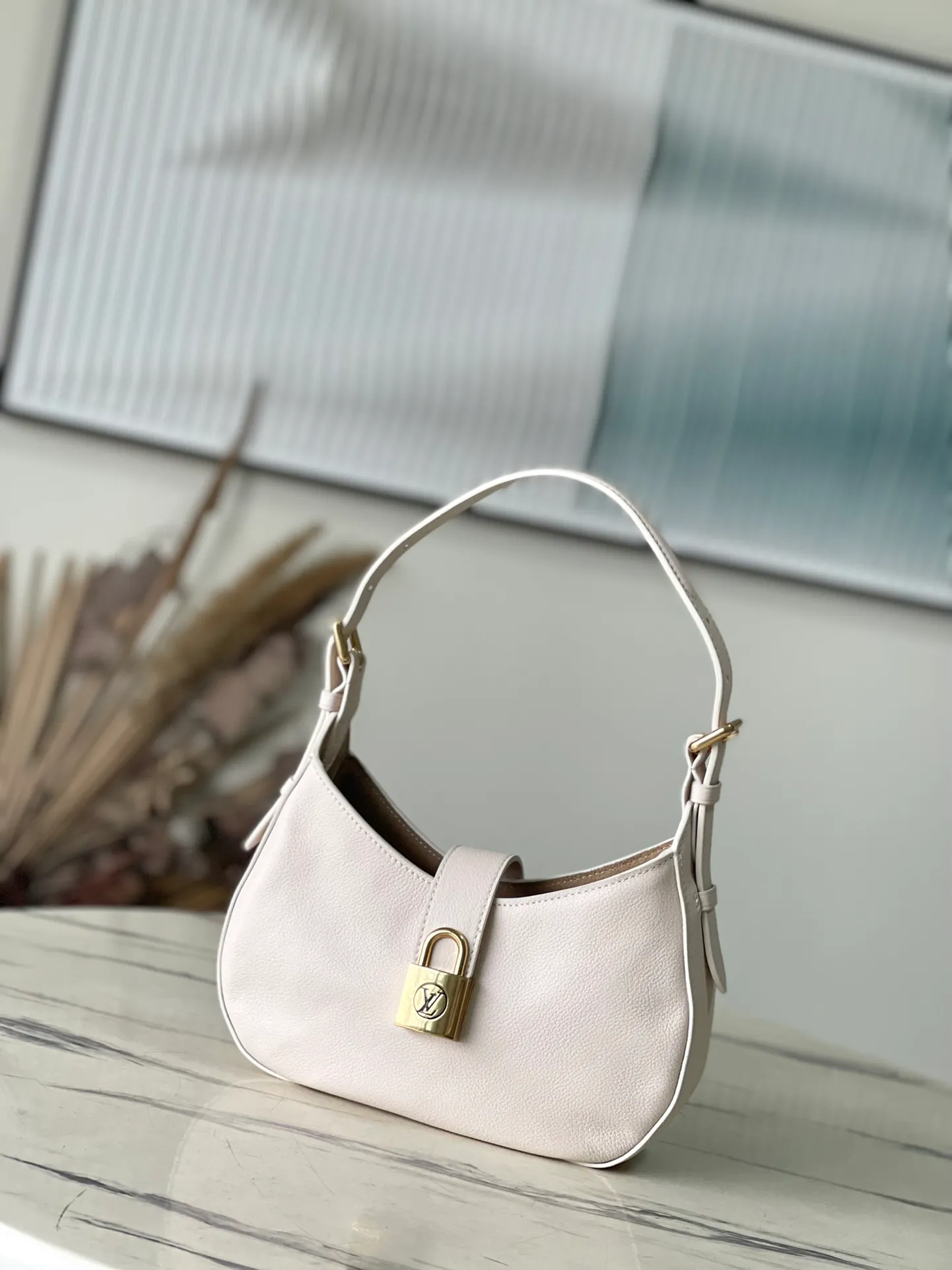 💰1020 (top layer leather) top original order M24990 white. This Low Key Shoulder Bag once again proves the brand's exquisite craftsmanship with its gorgeous design. Soft cow leather is dip-dyed in a calm tone. The adjustable shoulder size and suede inner panel add a sophisticated touch. The classic V strap ensures the safety of your belongings without skin. Dimensions: 26 × 18 × 7 cm