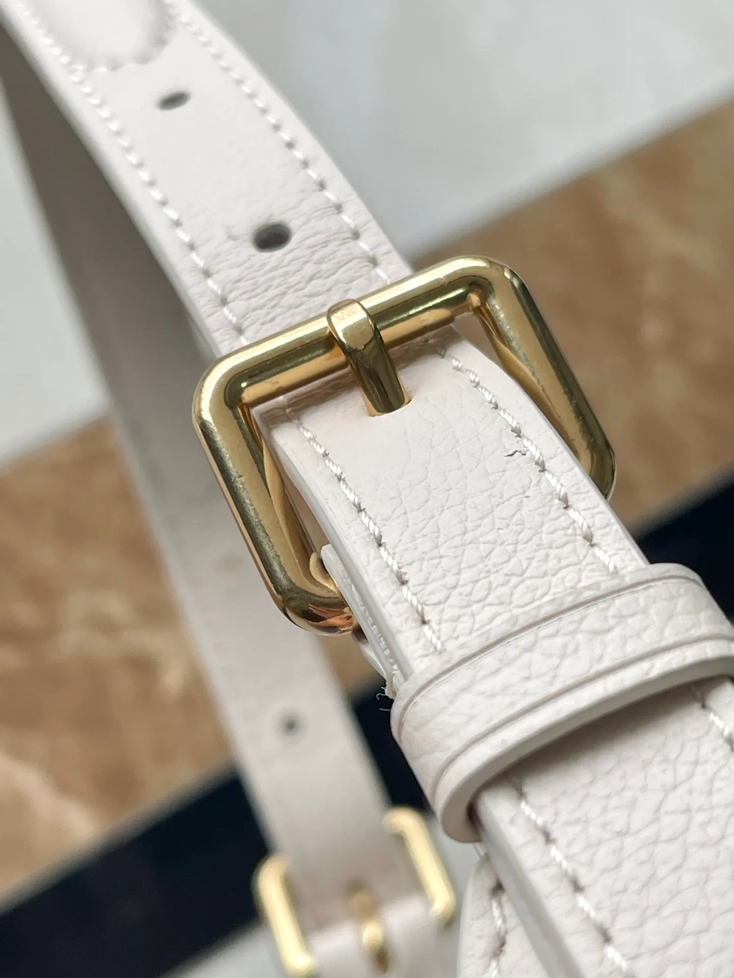 💰1020 (top layer leather) top original order M24990 white. This Low Key Shoulder Bag once again proves the brand's exquisite craftsmanship with its gorgeous design. Soft cow leather is dip-dyed in a calm tone. The adjustable shoulder size and suede inner panel add a sophisticated touch. The classic V strap ensures the safety of your belongings without skin. Dimensions: 26 × 18 × 7 cm
