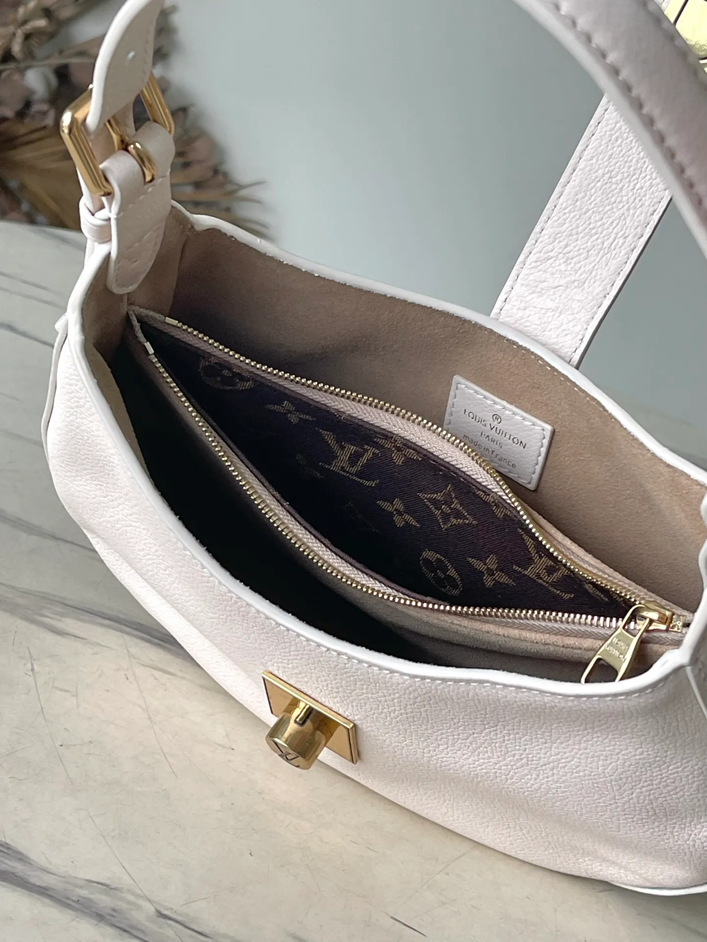 💰1020 (top layer leather) top original order M24990 white. This Low Key Shoulder Bag once again proves the brand's exquisite craftsmanship with its gorgeous design. Soft cow leather is dip-dyed in a calm tone. The adjustable shoulder size and suede inner panel add a sophisticated touch. The classic V strap ensures the safety of your belongings without skin. Dimensions: 26 × 18 × 7 cm