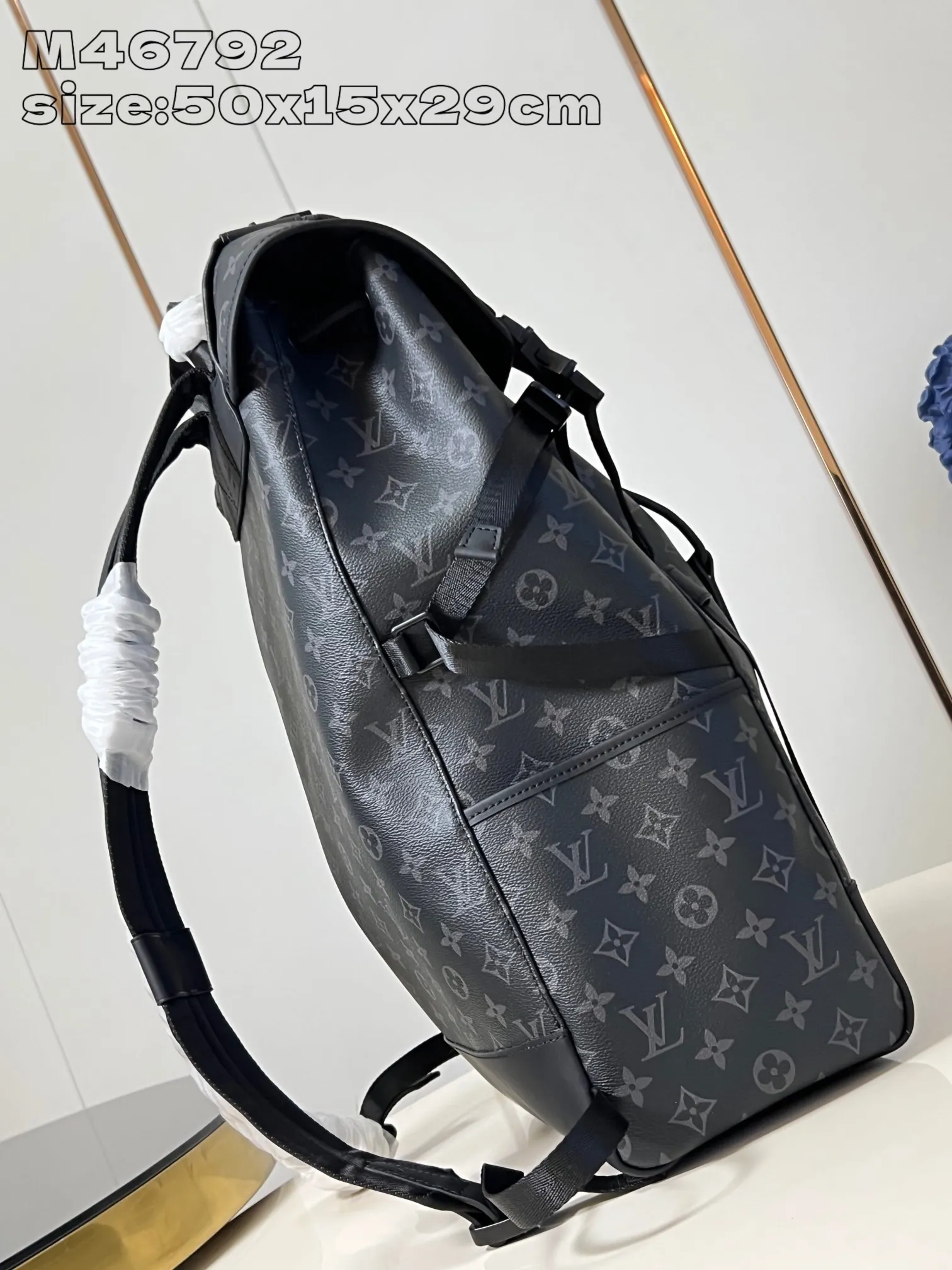 💰1080 Top-quality original individual real shot M46792 Black Flower] This Getaway backpack draws on the energetic style of outdoor sports and uses Monogram Eclipse canvas to create a soft and close-fitting structure. The top flap has an LV logo quick-release buckle, a spacious main compartment and multiple exterior pockets, making it a trendy choice for travel or daily travel. 50 x 15 x 29 cm (height x width x length) [Warm reminder: This item is too big to fit in the packaging]