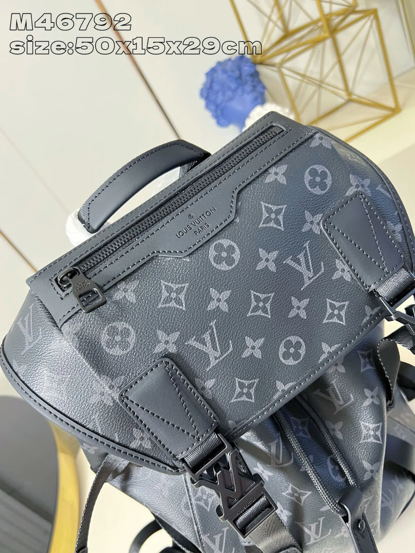💰1080 Top-quality original individual real shot M46792 Black Flower] This Getaway backpack draws on the energetic style of outdoor sports and uses Monogram Eclipse canvas to create a soft and close-fitting structure. The top flap has an LV logo quick-release buckle, a spacious main compartment and multiple exterior pockets, making it a trendy choice for travel or daily travel. 50 x 15 x 29 cm (height x width x length) [Warm reminder: This item is too big to fit in the packaging]
