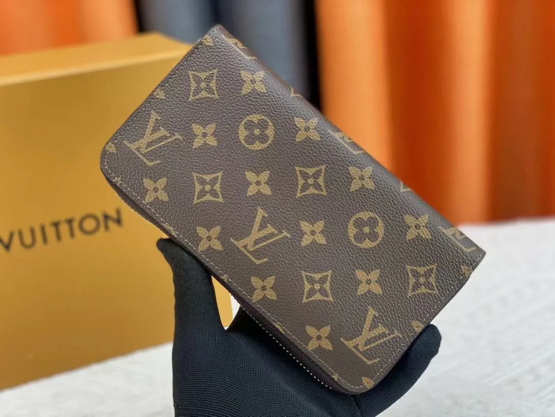 P150💰 M80857M60017 Japan limited wallet "Gibby Wallet", printed with Louis Vuitton's cute mascot "Vivian" illustration on single gram canvas. Brightly colored kites and cute mascots are combined, embellished with tiny single flowers. This is a collectible item that is perfect as a gift for those who love singles. Size: 19x 12.5x 3.0cm, 🎁🎁