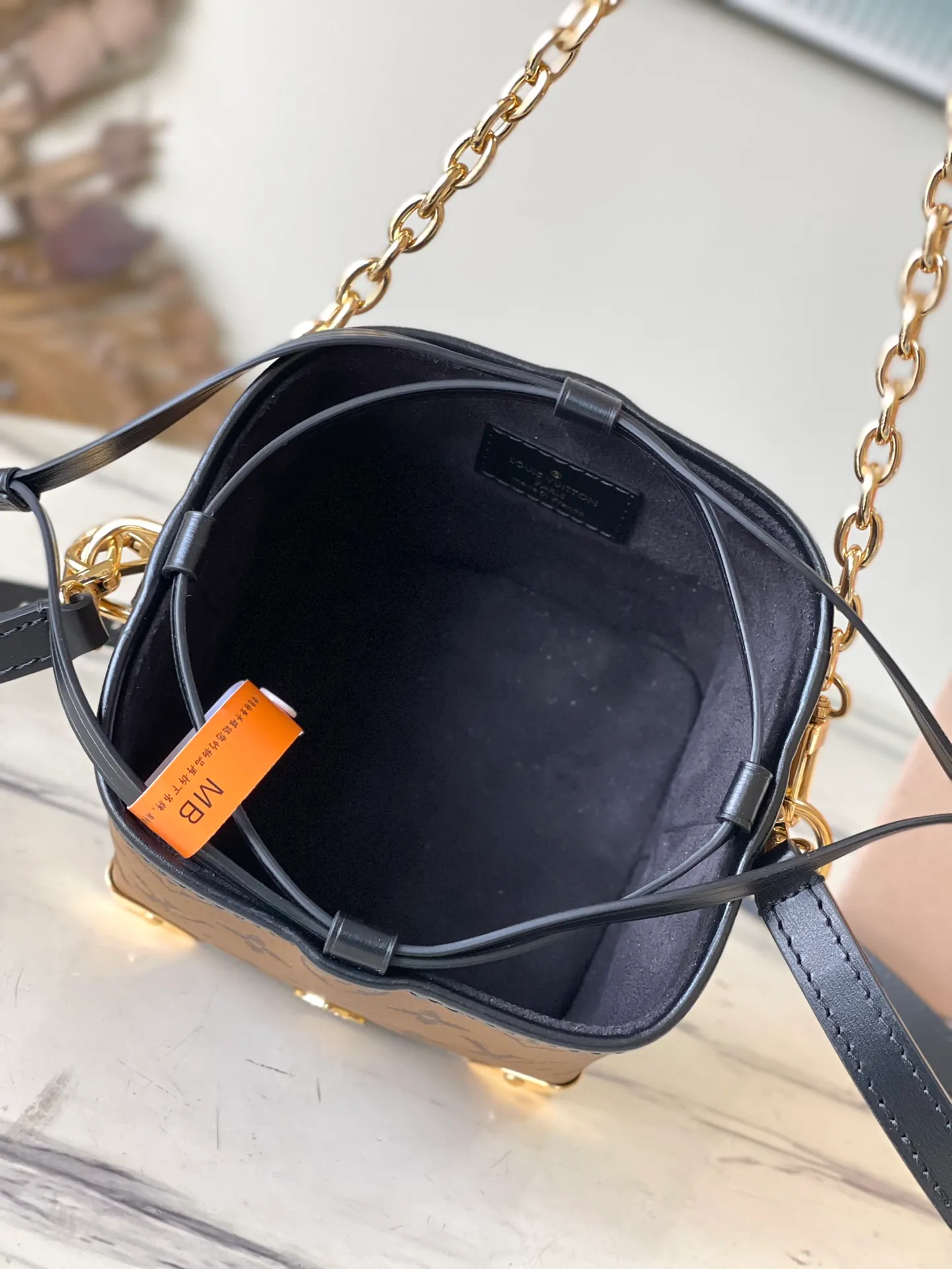 💰840 Top original order M82885 supports counter inspection. The photo taken of duty-free goods is consistent with the product and has not been unpacked. This product is an exclusive duty-free product in the market and is the highest-end product. Inspection is supported. This product has passed strict inspection and is flawless. Please wear gloves when touching the product. This product is not returnable or exchangeable. Please confirm the product first and then remove the label on the handle. This product is temporarily not open to the public, only regular customers, and is in short supply. Dimensions: 11.5 x 11.5 x 11.5 cm