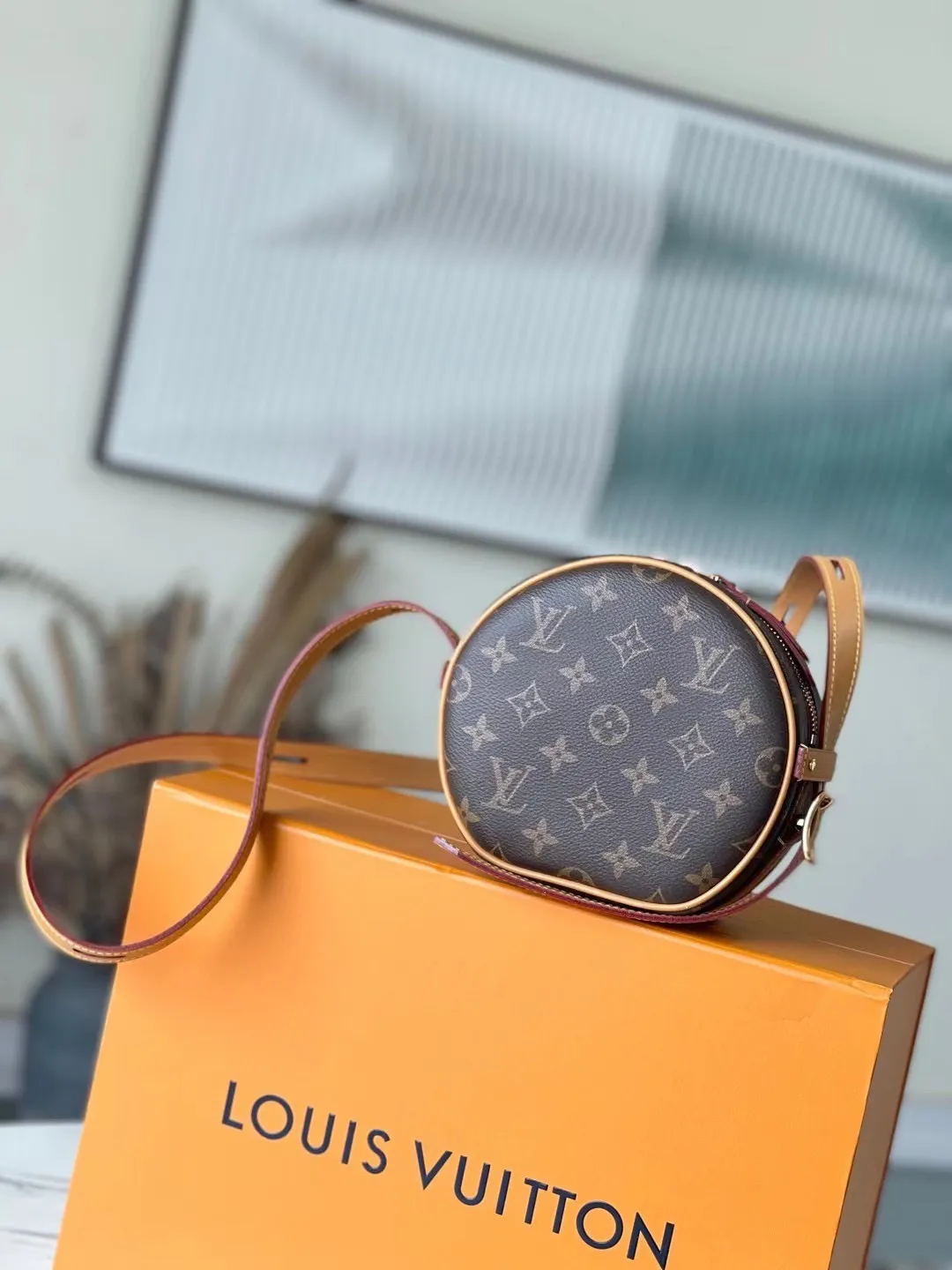💰740 Top Original Order M45149 Nicolas Ghesquière revisits the brand’s travel tradition in the spring and summer of 2020 to create a pocket-sized version of the Boîte Chapeau Souple handbag. Trimmed with Monogram canvas and natural cowhide, it exudes casual elegance. The compact "hat box bag" has plenty of space inside, making it easy to travel with your daily needs. Dimensions: 17.0 x 16.0 x 7.0 cm