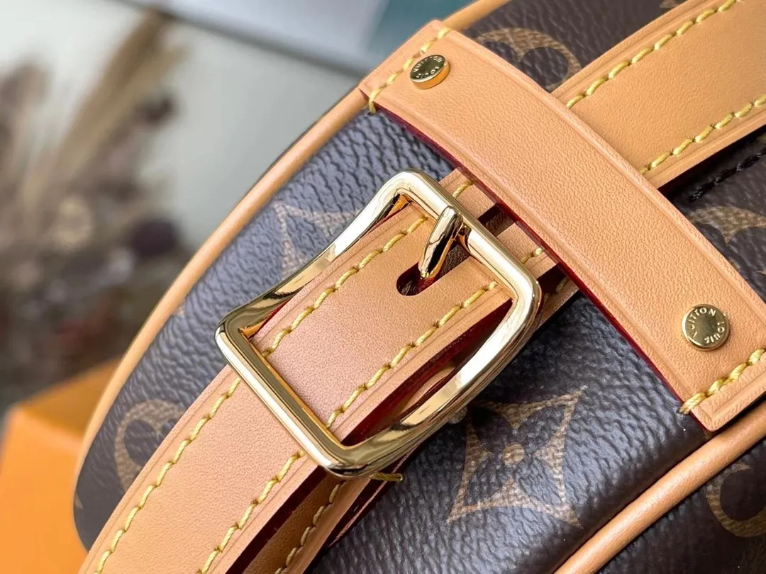 💰740 Top Original Order M45149 Nicolas Ghesquière revisits the brand’s travel tradition in the spring and summer of 2020 to create a pocket-sized version of the Boîte Chapeau Souple handbag. Trimmed with Monogram canvas and natural cowhide, it exudes casual elegance. The compact "hat box bag" has plenty of space inside, making it easy to travel with your daily needs. Dimensions: 17.0 x 16.0 x 7.0 cm