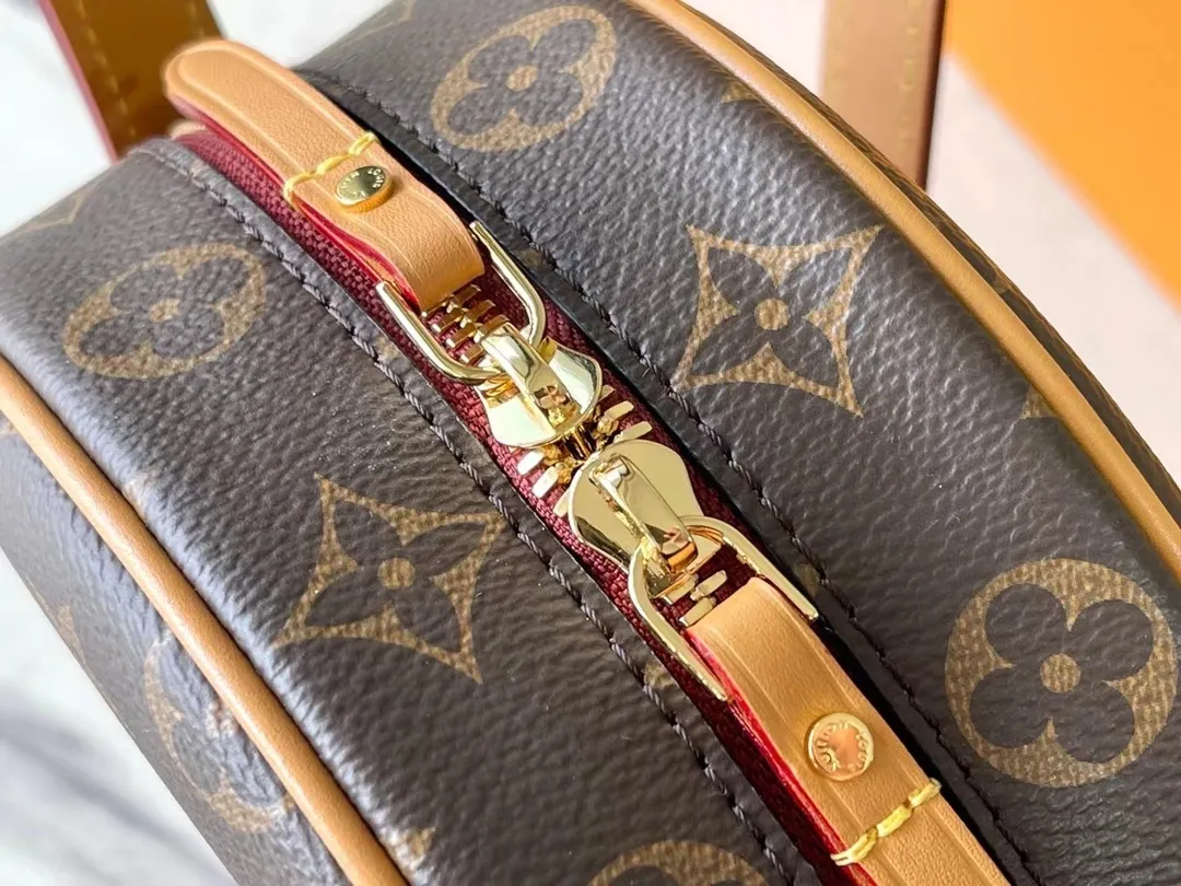 💰740 Top Original Order M45149 Nicolas Ghesquière revisits the brand’s travel tradition in the spring and summer of 2020 to create a pocket-sized version of the Boîte Chapeau Souple handbag. Trimmed with Monogram canvas and natural cowhide, it exudes casual elegance. The compact "hat box bag" has plenty of space inside, making it easy to travel with your daily needs. Dimensions: 17.0 x 16.0 x 7.0 cm