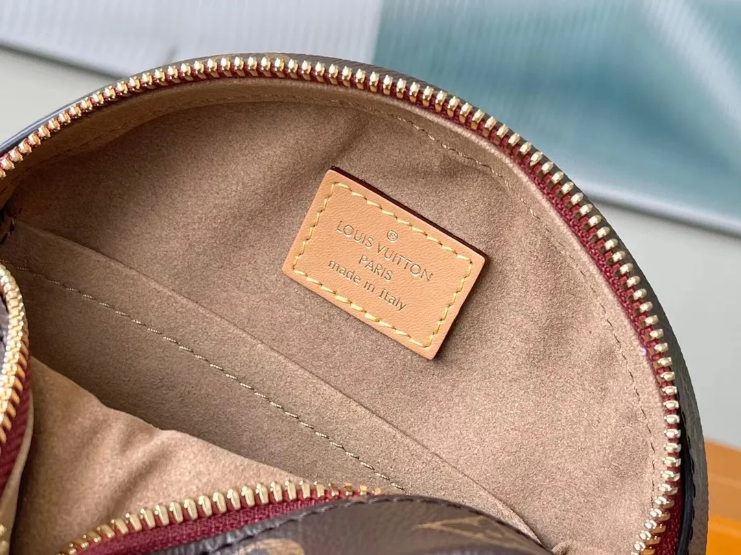 💰740 Top Original Order M45149 Nicolas Ghesquière revisits the brand’s travel tradition in the spring and summer of 2020 to create a pocket-sized version of the Boîte Chapeau Souple handbag. Trimmed with Monogram canvas and natural cowhide, it exudes casual elegance. The compact "hat box bag" has plenty of space inside, making it easy to travel with your daily needs. Dimensions: 17.0 x 16.0 x 7.0 cm