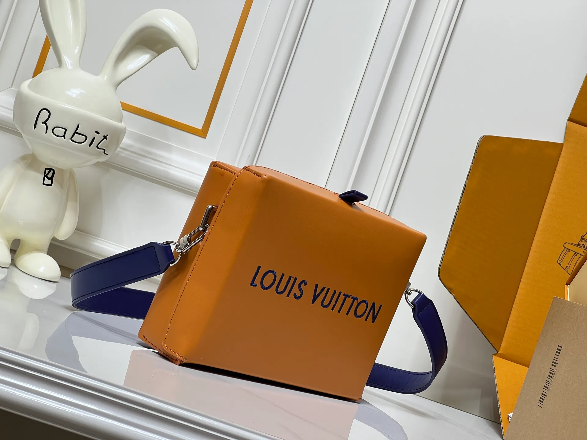 Batch 200💰Upgraded original M24455 This medium-sized Shopper handbag draws inspiration from Louis Vuitton shopping bags. It has the words Louis Vuitton and Maison Fondée En 1854 written on soft cow leather. It is equipped with a top handle and a detachable shoulder strap. Dimensions: 23.0x16.5x7.0 cm (length x height x width)
