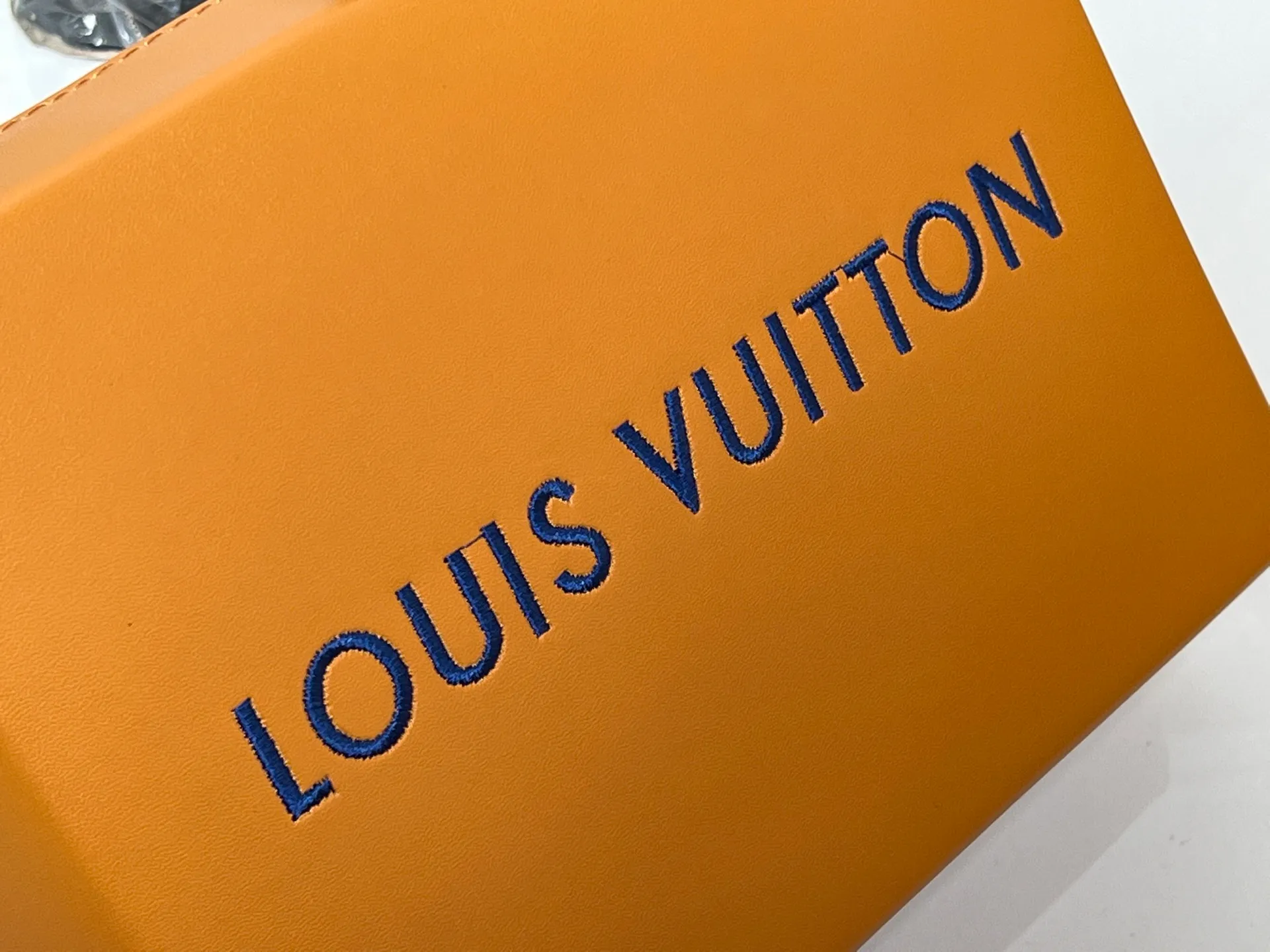 Batch 200💰Upgraded original M24455 This medium-sized Shopper handbag draws inspiration from Louis Vuitton shopping bags. It has the words Louis Vuitton and Maison Fondée En 1854 written on soft cow leather. It is equipped with a top handle and a detachable shoulder strap. Dimensions: 23.0x16.5x7.0 cm (length x height x width)