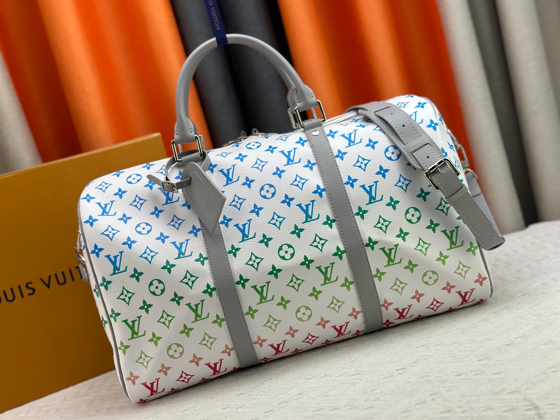 P340 M41418 M13915 upgraded original version new "louis vuitton" Iv travel bag louis vuitton Spacious capacity and adjustable shoulder straps are suitable for work, leisure or travel. High-definition hardware logo and interior compartments! Special lining. Smooth zipper, exquisite workmanship, every detail is in place! A must-have for men. Size: 45x27x20cm