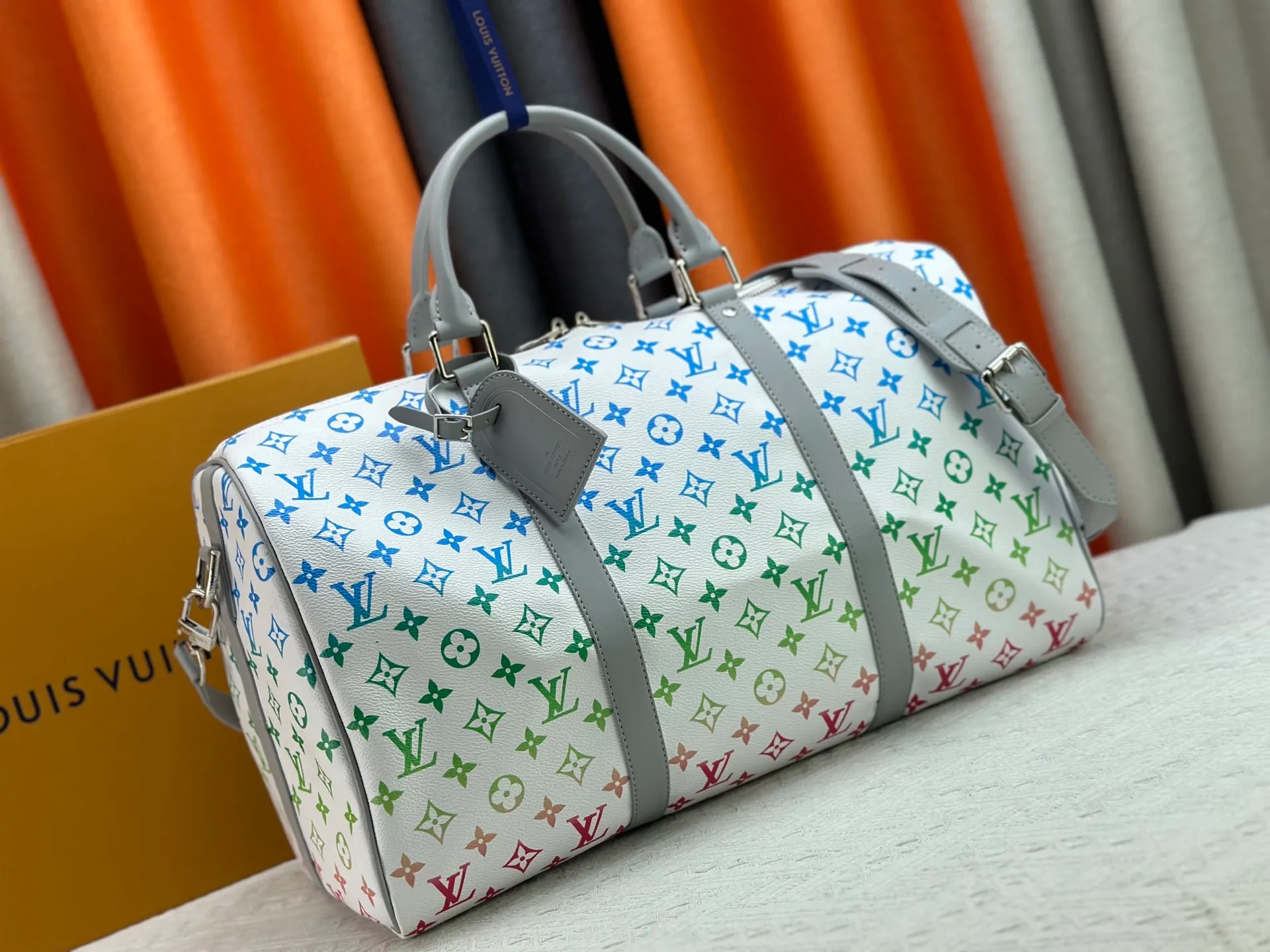 P340 M41418 M13915 upgraded original version new "louis vuitton" Iv travel bag louis vuitton Spacious capacity and adjustable shoulder straps are suitable for work, leisure or travel. High-definition hardware logo and interior compartments! Special lining. Smooth zipper, exquisite workmanship, every detail is in place! A must-have for men. Size: 45x27x20cm