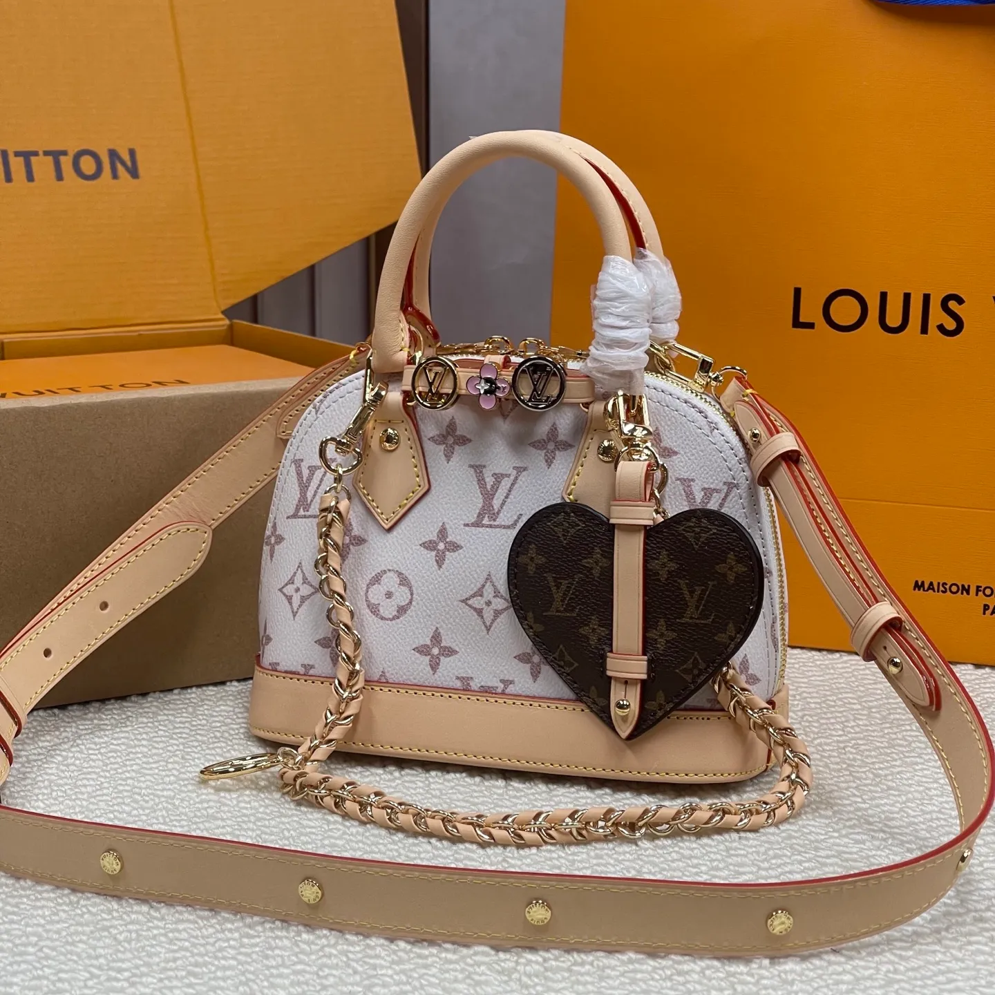 [Upgraded version] P720¥ New counter model · High quality · Comes with gift box 🎁 Packaging · Comes with super cute accessories · Detachable. Model M25529 ALMA BB handbag originated from the Alma handbag in 1934. Over time, it gradually evolved from a square-cornered travel bag to the representative of today's elegant women's handbags in shape. This mini bag made of Monogram canvas can easily hold keys, wallet, mobile phone, lipstick and other items. The Alma BB bag comes with a shoulder strap for lightweight cross-body carry. size 21*16*8