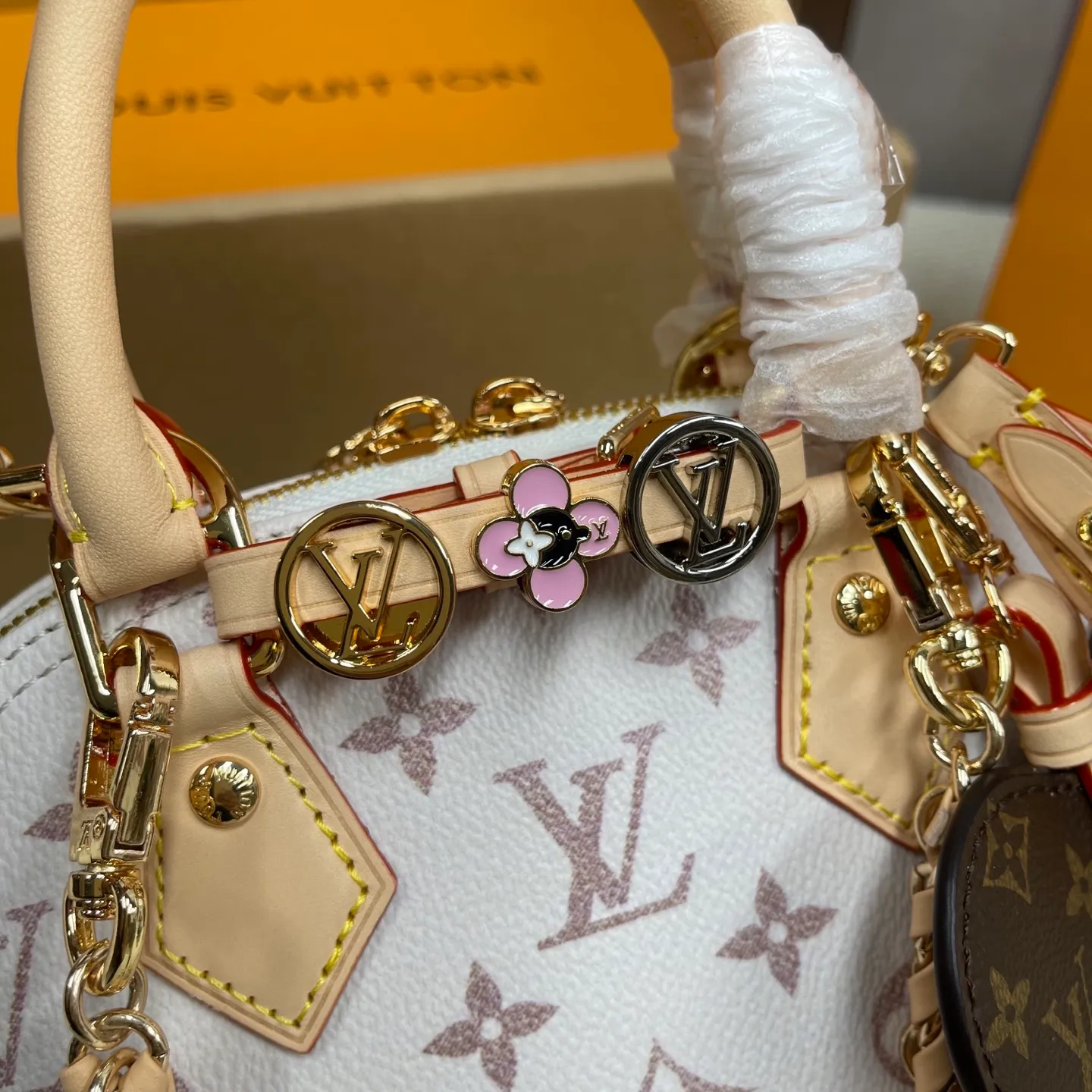 [Upgraded version] P720¥ New counter model · High quality · Comes with gift box 🎁 Packaging · Comes with super cute accessories · Detachable. Model M25529 ALMA BB handbag originated from the Alma handbag in 1934. Over time, it gradually evolved from a square-cornered travel bag to the representative of today's elegant women's handbags in shape. This mini bag made of Monogram canvas can easily hold keys, wallet, mobile phone, lipstick and other items. The Alma BB bag comes with a shoulder strap for lightweight cross-body carry. size 21*16*8
