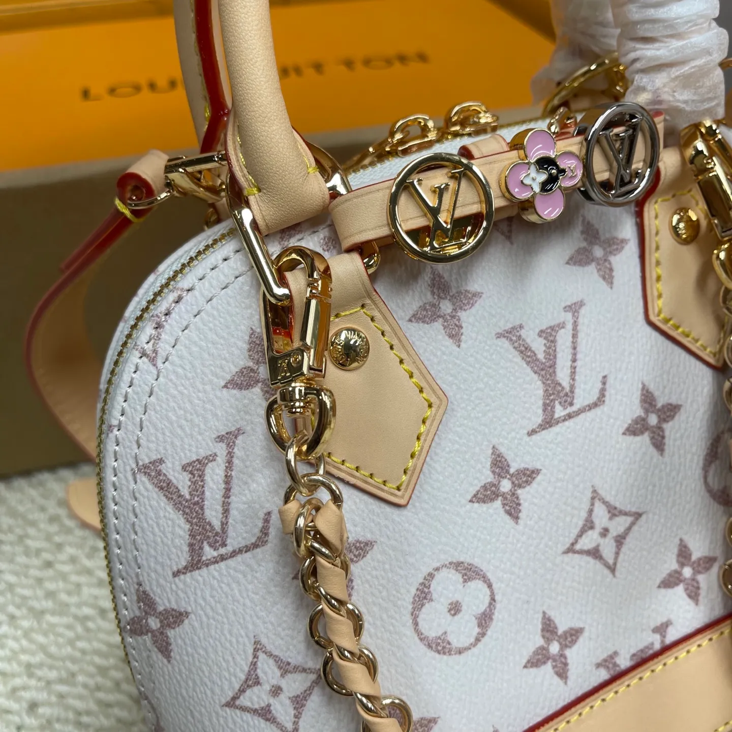 [Upgraded version] P720¥ New counter model · High quality · Comes with gift box 🎁 Packaging · Comes with super cute accessories · Detachable. Model M25529 ALMA BB handbag originated from the Alma handbag in 1934. Over time, it gradually evolved from a square-cornered travel bag to the representative of today's elegant women's handbags in shape. This mini bag made of Monogram canvas can easily hold keys, wallet, mobile phone, lipstick and other items. The Alma BB bag comes with a shoulder strap for lightweight cross-body carry. size 21*16*8