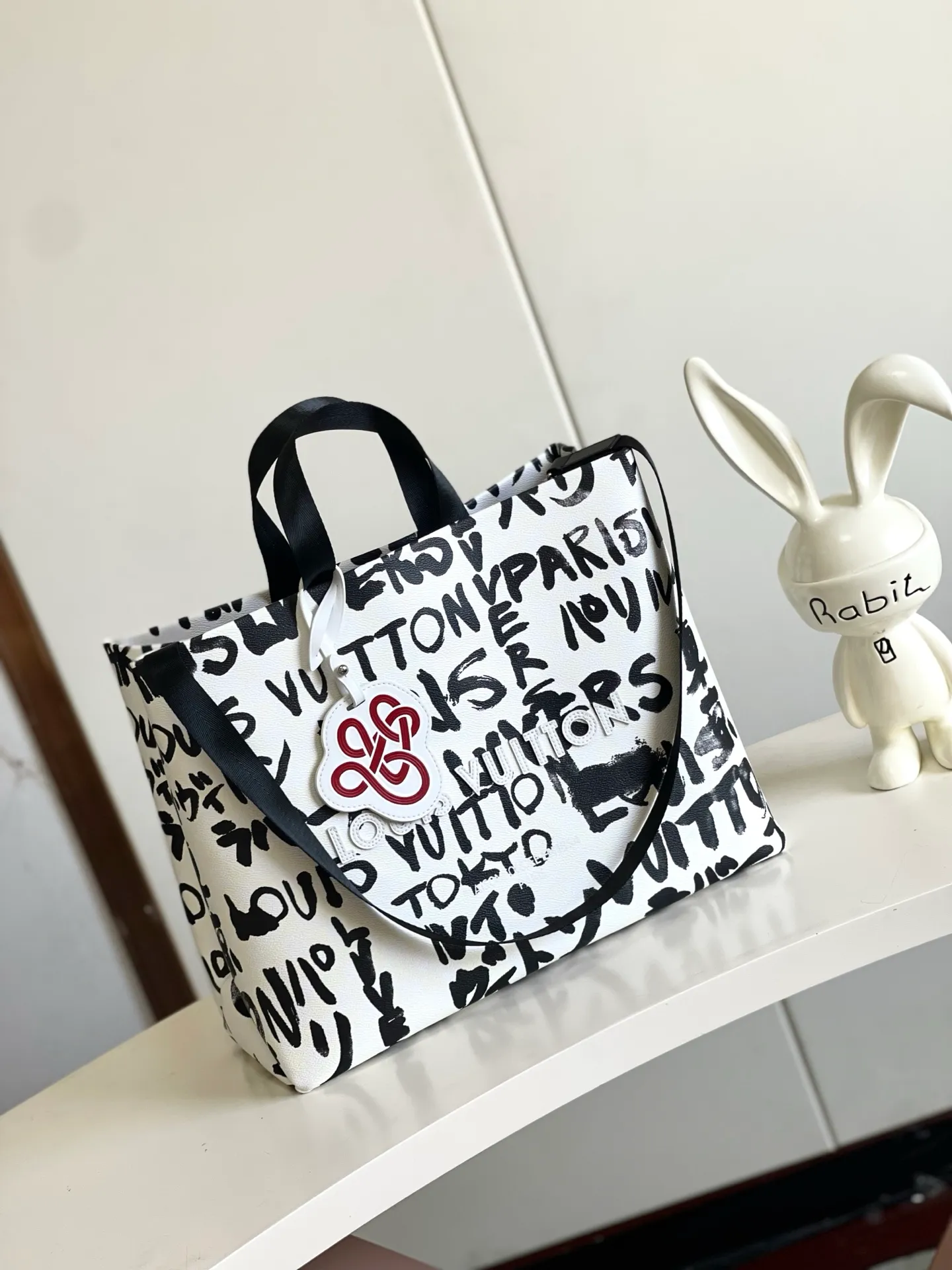 💰1100 Top original order N40797 black graffiti medium square bag This Shopper Tote medium handbag superimposes eye-catching hand-painted elements on the Damier checkerboard pattern, witnessing the joint creativity of Pharrell Williams and Japanese designer Nigo. The names Louis Vuitton, Paris and Tokyo, as well as the words LVvers, are written in French and Japanese in both French and Japanese, and together with the patterned cotton lining, show Nigo's signature style. Dimensions: 40x32x16 cm (length x height x width)
