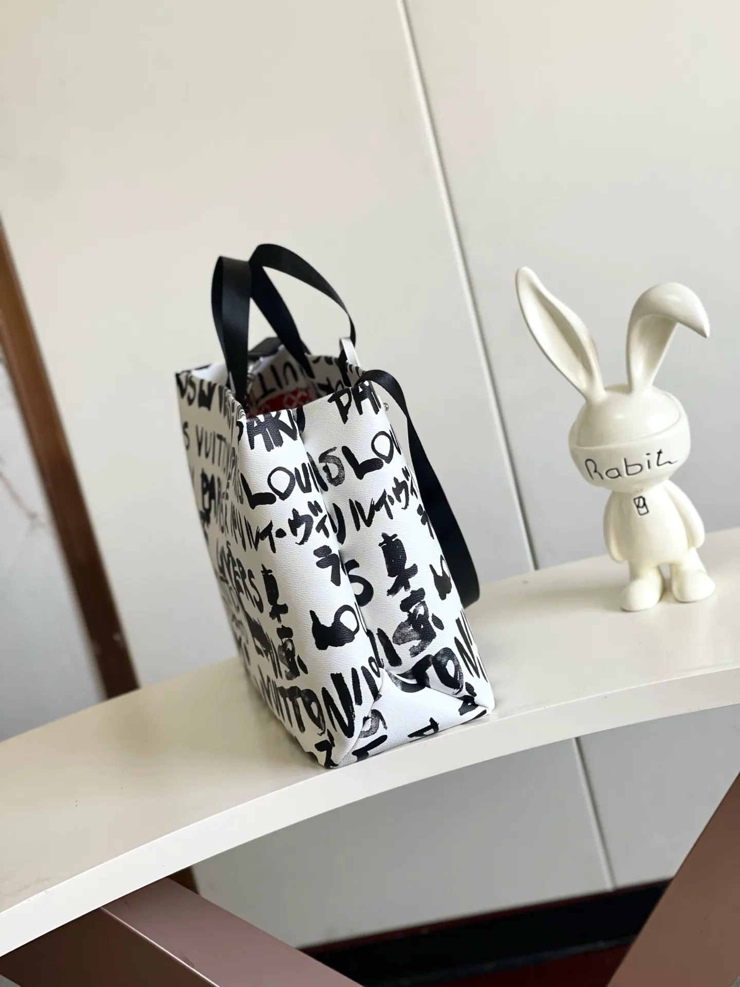 💰1100 Top original order N40797 black graffiti medium square bag This Shopper Tote medium handbag superimposes eye-catching hand-painted elements on the Damier checkerboard pattern, witnessing the joint creativity of Pharrell Williams and Japanese designer Nigo. The names Louis Vuitton, Paris and Tokyo, as well as the words LVvers, are written in French and Japanese in both French and Japanese, and together with the patterned cotton lining, show Nigo's signature style. Dimensions: 40x32x16 cm (length x height x width)
