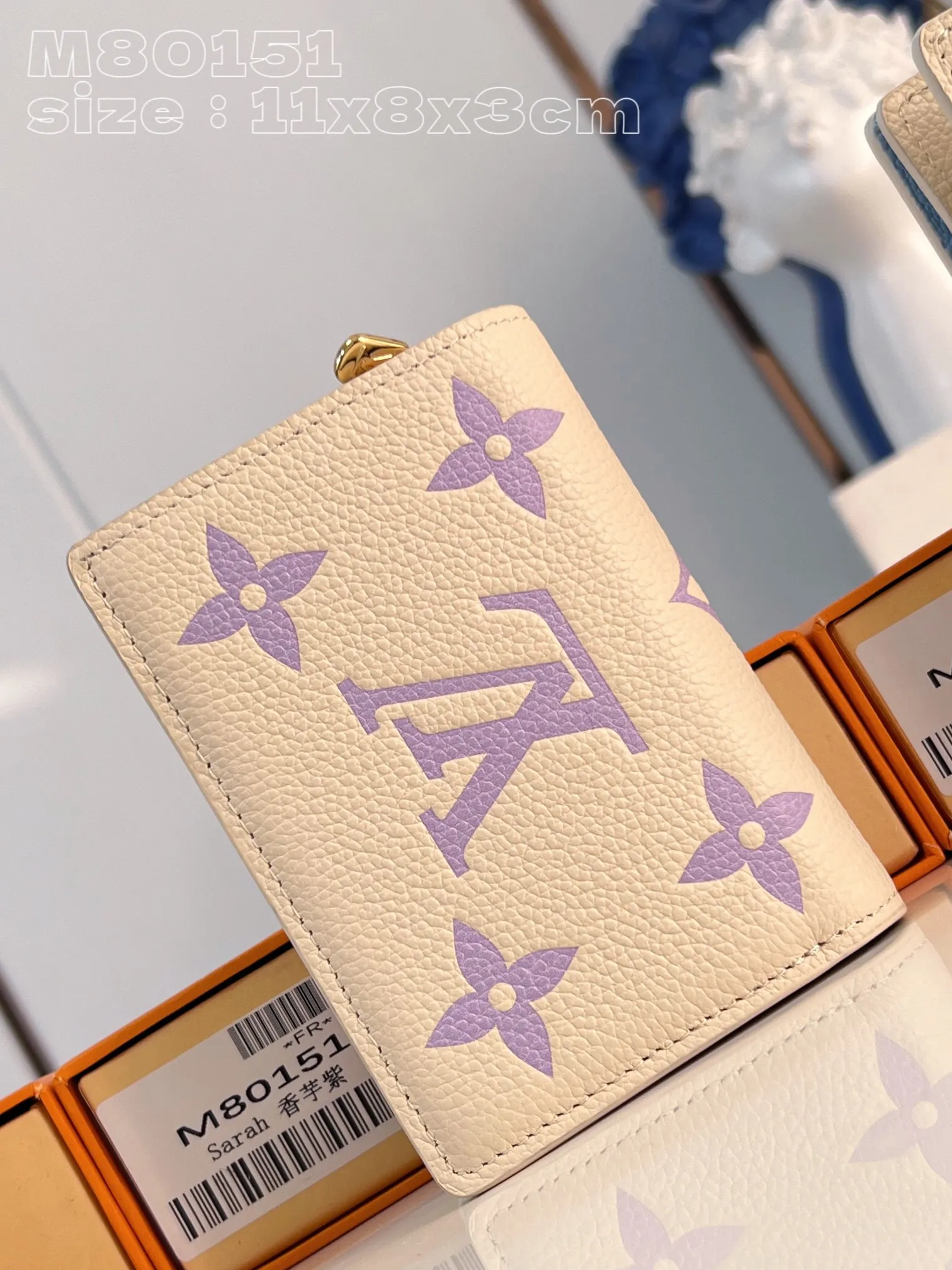 💰150 💎Upgraded original version🇫🇷 Cléa wallet is made of Monogram Empreinte soft grained cowhide and decorated with Louis Vuitton's iconic Monogram pattern. This model is known for its stylish design, which is both compact and spacious. It has an outer pocket, a zippered coin pocket, a bill compartment and six card slots Model: 80151 Taro Purple Size: 11x8.5x3.5cm