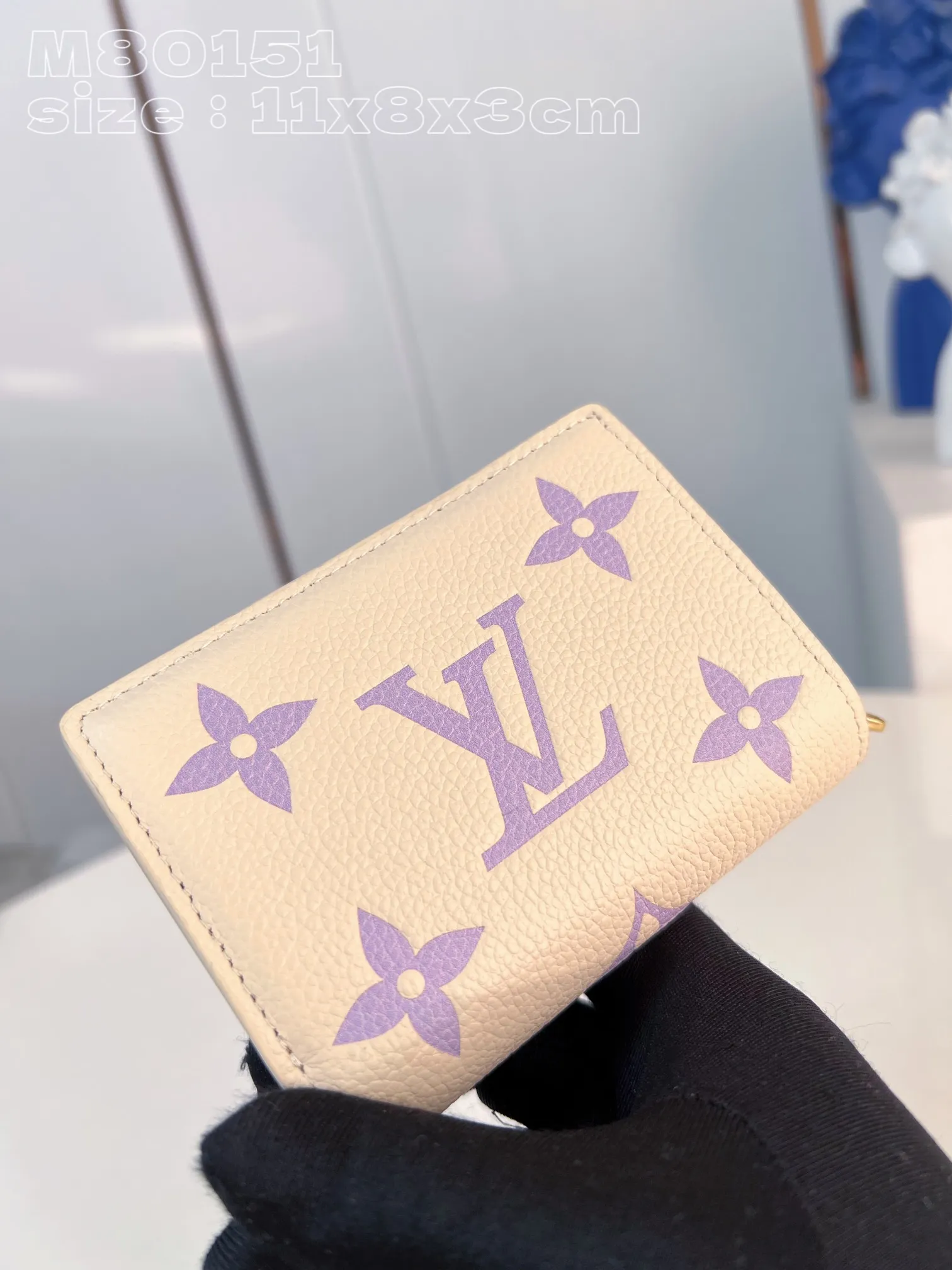 💰150 💎Upgraded original version🇫🇷 Cléa wallet is made of Monogram Empreinte soft grained cowhide and decorated with Louis Vuitton's iconic Monogram pattern. This model is known for its stylish design, which is both compact and spacious. It has an outer pocket, a zippered coin pocket, a bill compartment and six card slots Model: 80151 Taro Purple Size: 11x8.5x3.5cm