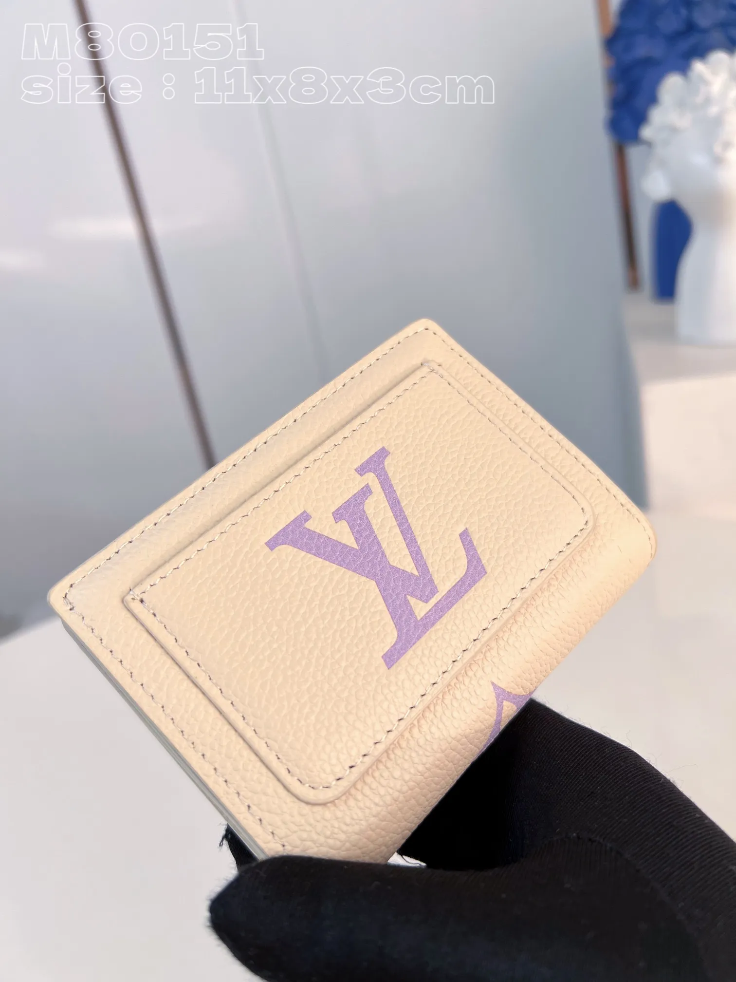 💰150 💎Upgraded original version🇫🇷 Cléa wallet is made of Monogram Empreinte soft grained cowhide and decorated with Louis Vuitton's iconic Monogram pattern. This model is known for its stylish design, which is both compact and spacious. It has an outer pocket, a zippered coin pocket, a bill compartment and six card slots Model: 80151 Taro Purple Size: 11x8.5x3.5cm