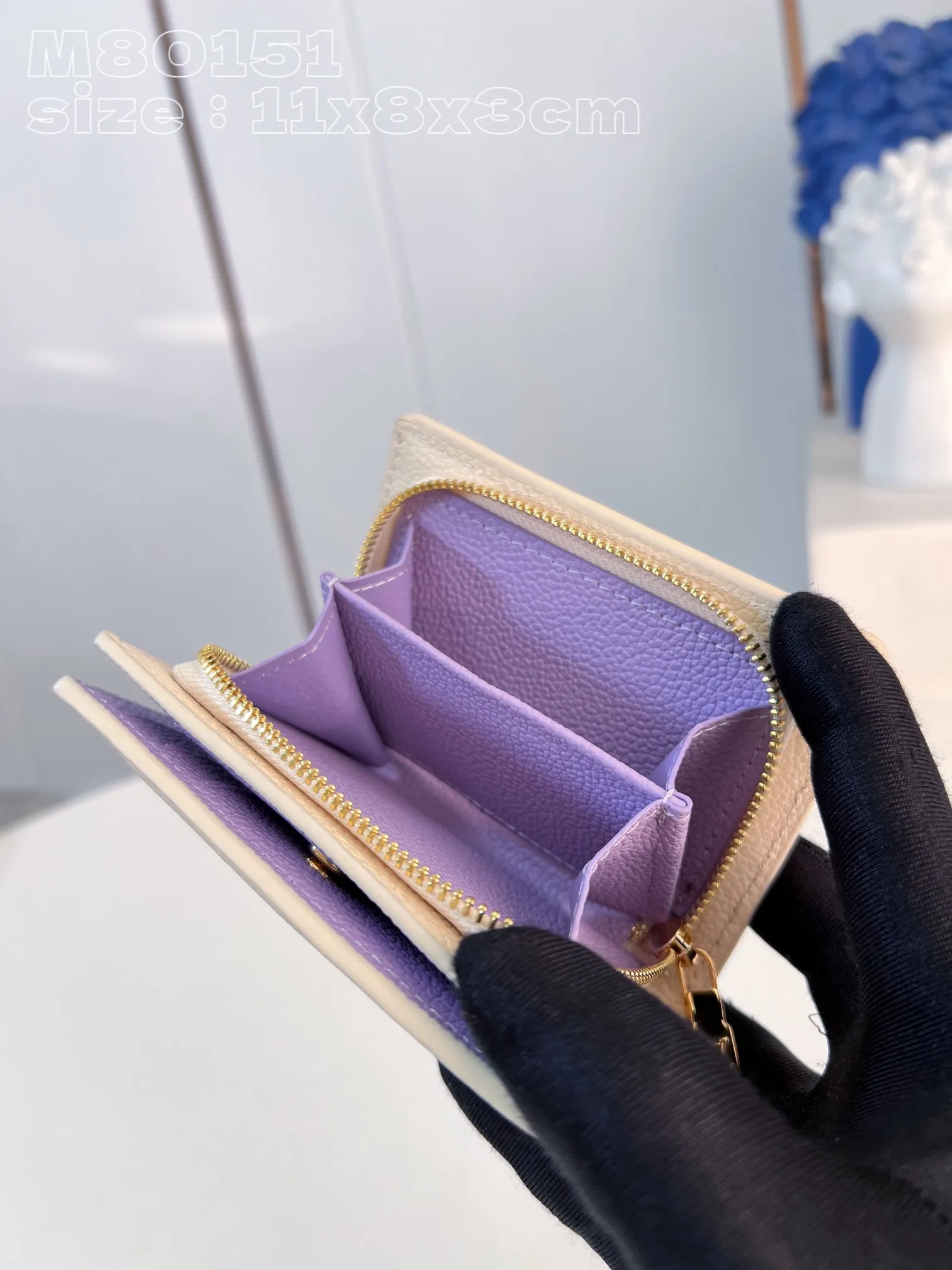 💰150 💎Upgraded original version🇫🇷 Cléa wallet is made of Monogram Empreinte soft grained cowhide and decorated with Louis Vuitton's iconic Monogram pattern. This model is known for its stylish design, which is both compact and spacious. It has an outer pocket, a zippered coin pocket, a bill compartment and six card slots Model: 80151 Taro Purple Size: 11x8.5x3.5cm