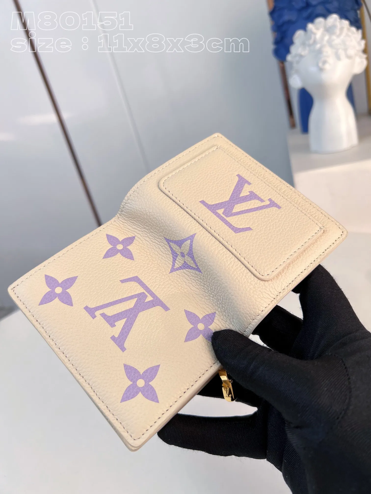 💰150 💎Upgraded original version🇫🇷 Cléa wallet is made of Monogram Empreinte soft grained cowhide and decorated with Louis Vuitton's iconic Monogram pattern. This model is known for its stylish design, which is both compact and spacious. It has an outer pocket, a zippered coin pocket, a bill compartment and six card slots Model: 80151 Taro Purple Size: 11x8.5x3.5cm