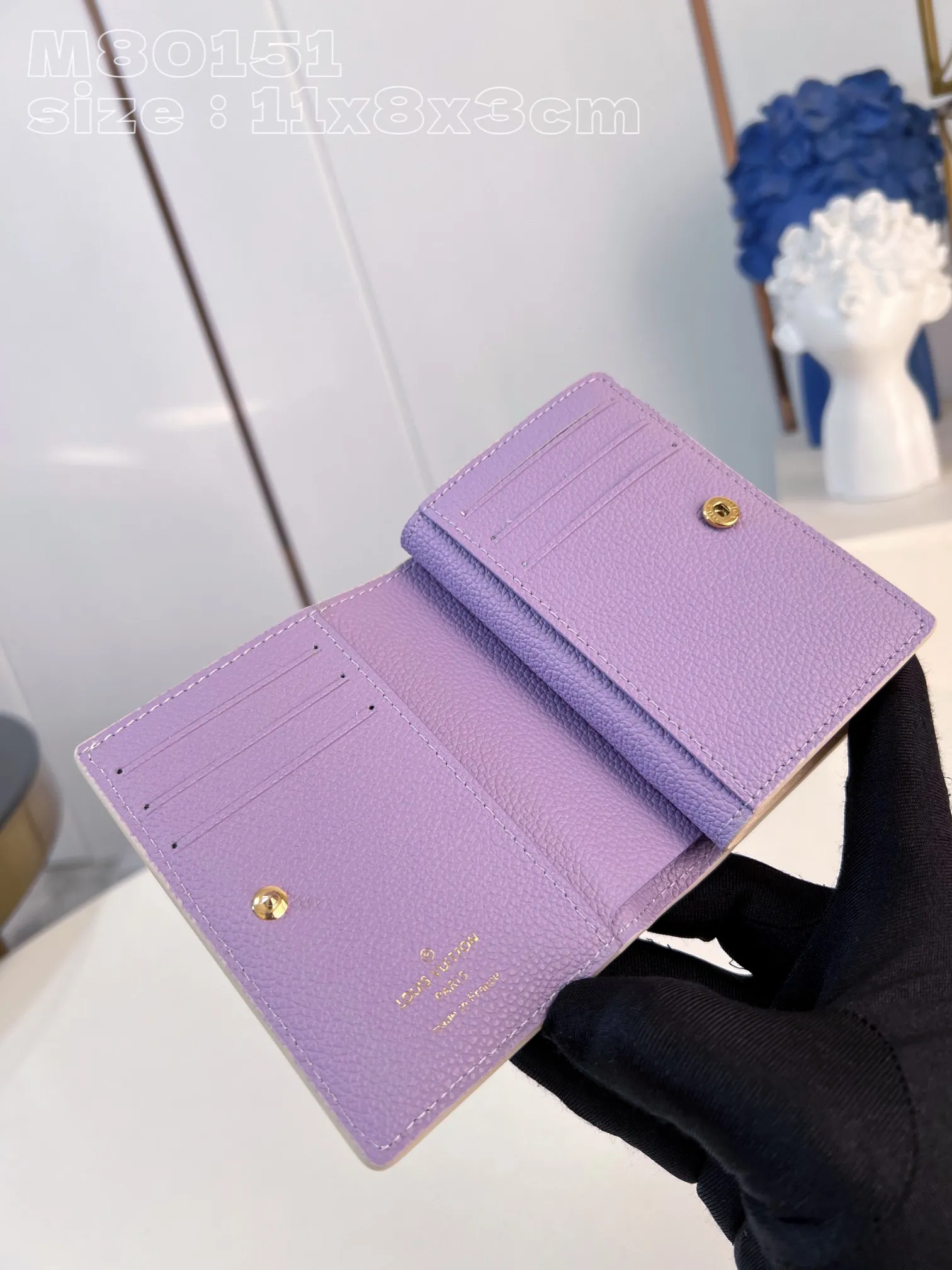 💰150 💎Upgraded original version🇫🇷 Cléa wallet is made of Monogram Empreinte soft grained cowhide and decorated with Louis Vuitton's iconic Monogram pattern. This model is known for its stylish design, which is both compact and spacious. It has an outer pocket, a zippered coin pocket, a bill compartment and six card slots Model: 80151 Taro Purple Size: 11x8.5x3.5cm