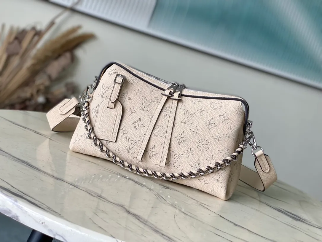 💰1220 (top layer leather) top original order M24114 off-white. This Mahina Hand It All small handbag is made of fine perforated cow leather, with elegant drape texture to highlight the chic body wheel fan. The leather shoulder strap and chain leather braided handle are both removable. Provide a trendy choice for daily travel. Dimensions: 29 × 18 × 13 cm